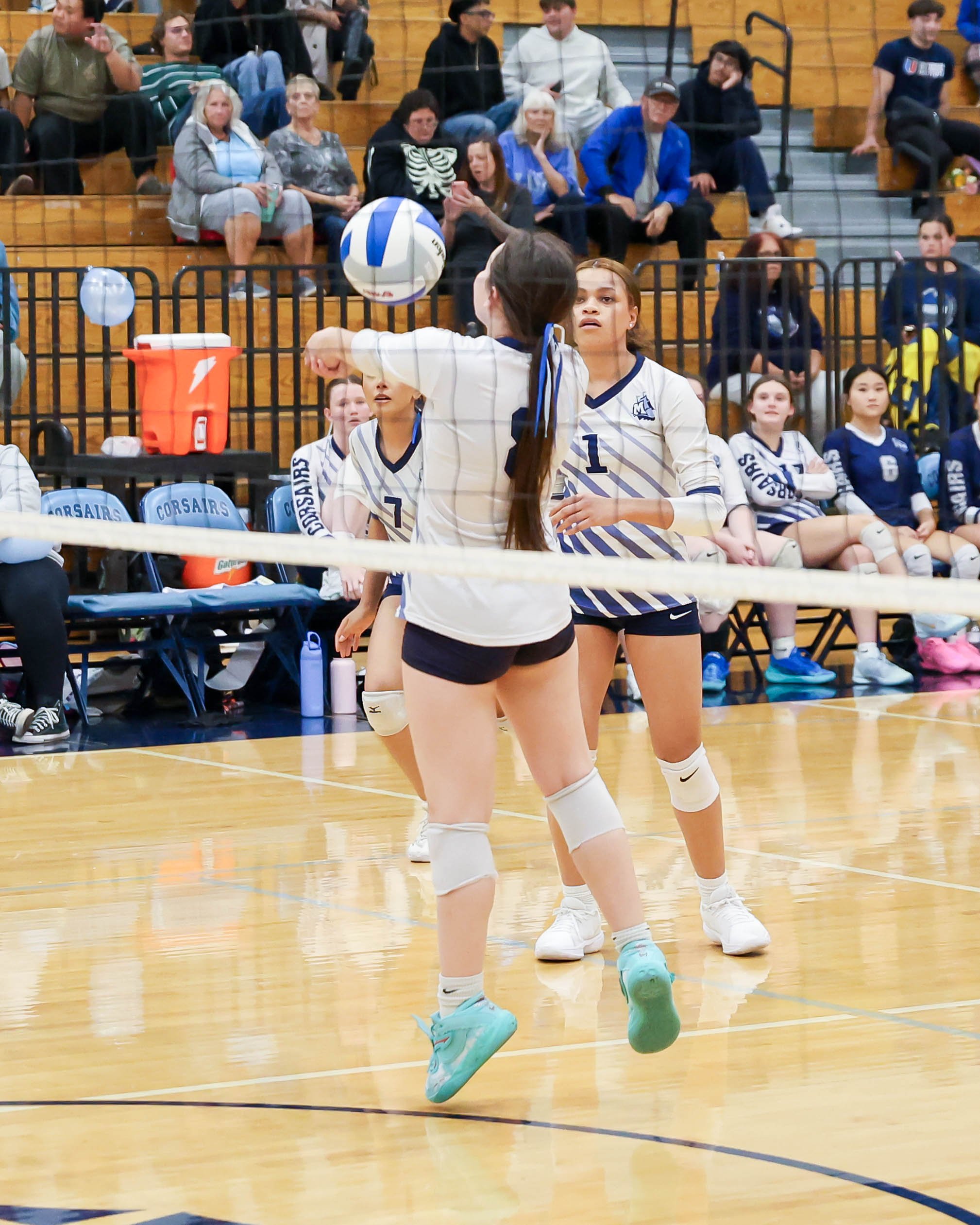 Mott #8 sets the ball