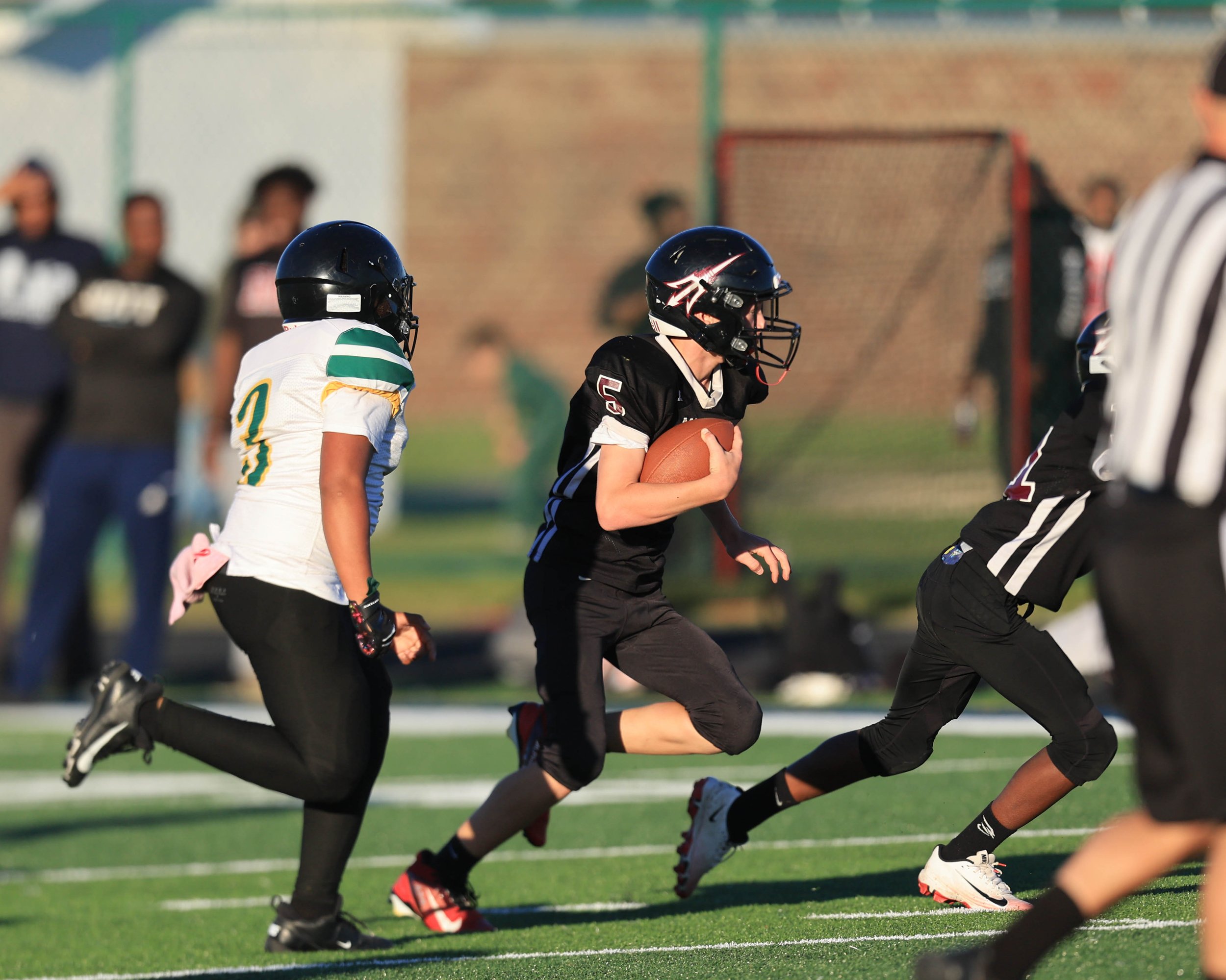 Mason #5 carries the ball