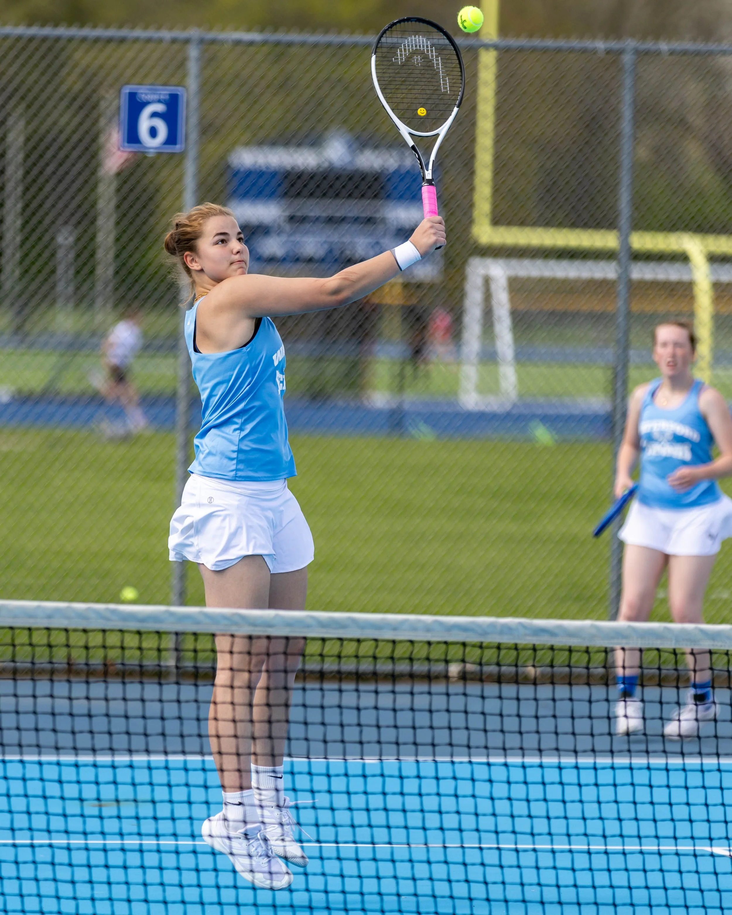 Laia returns the ball