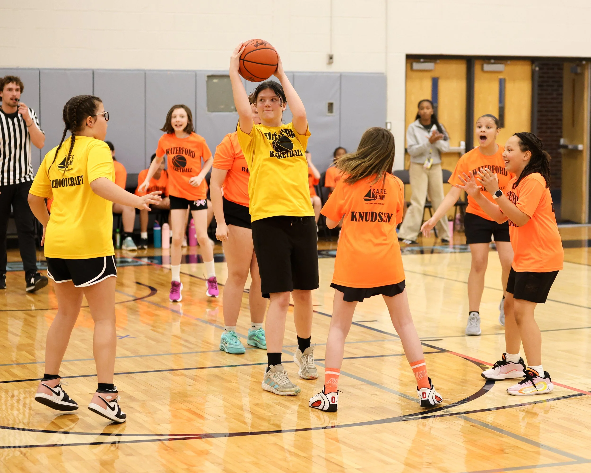 Schoolcraft girl with ball at tip off