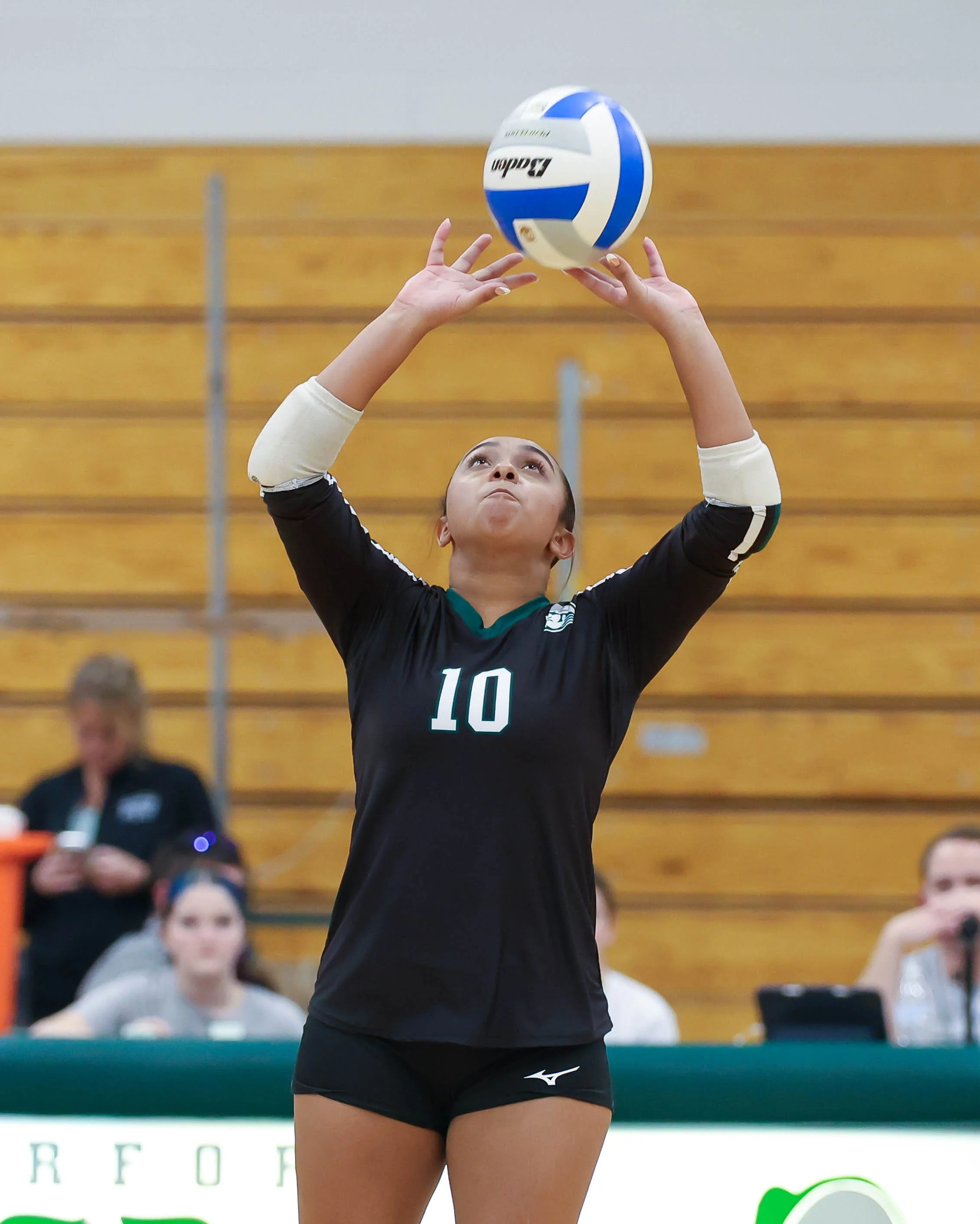 Kettering #10 sets the ball