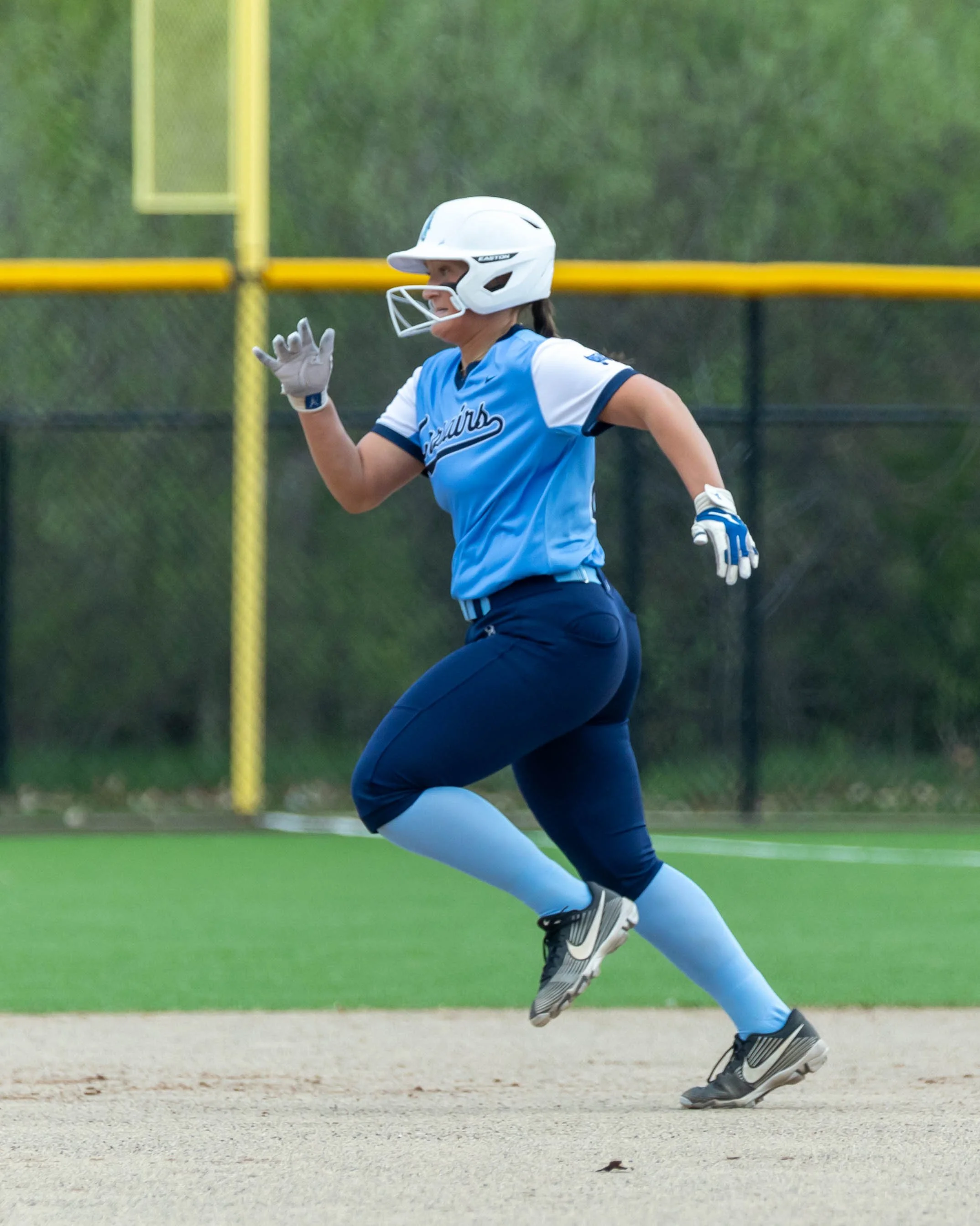 Mott #20 heads to second base