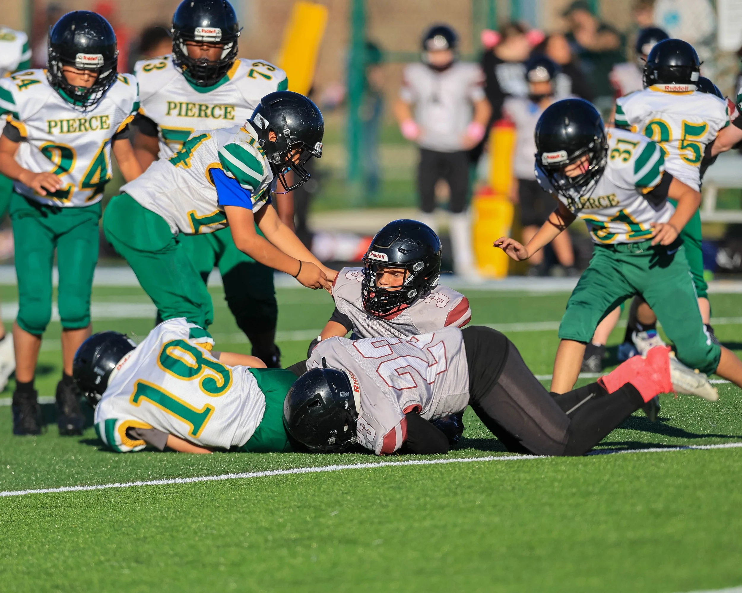 Pierce #19 tacklers by Mason #23 and #3