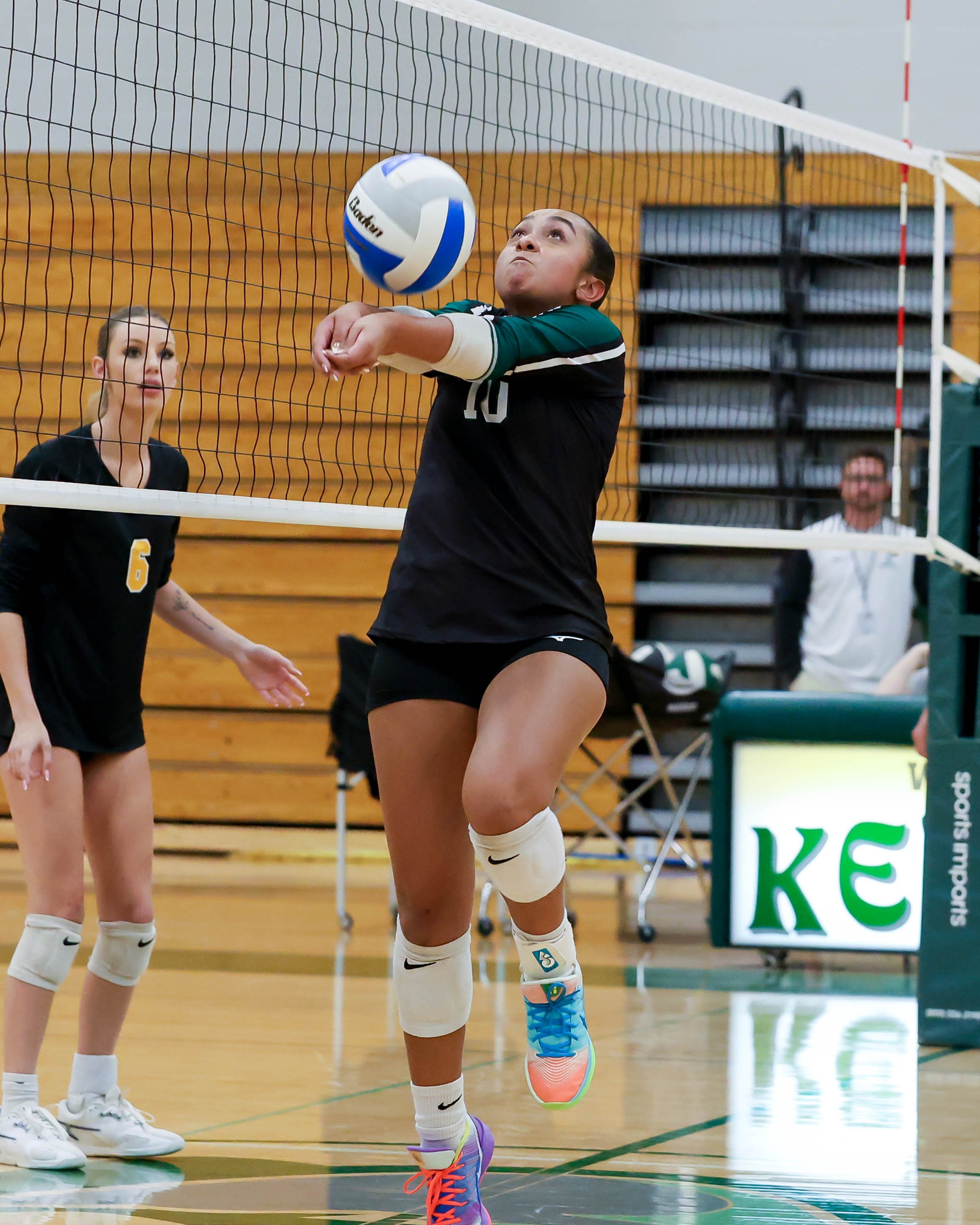Kettering #10 returns the ball