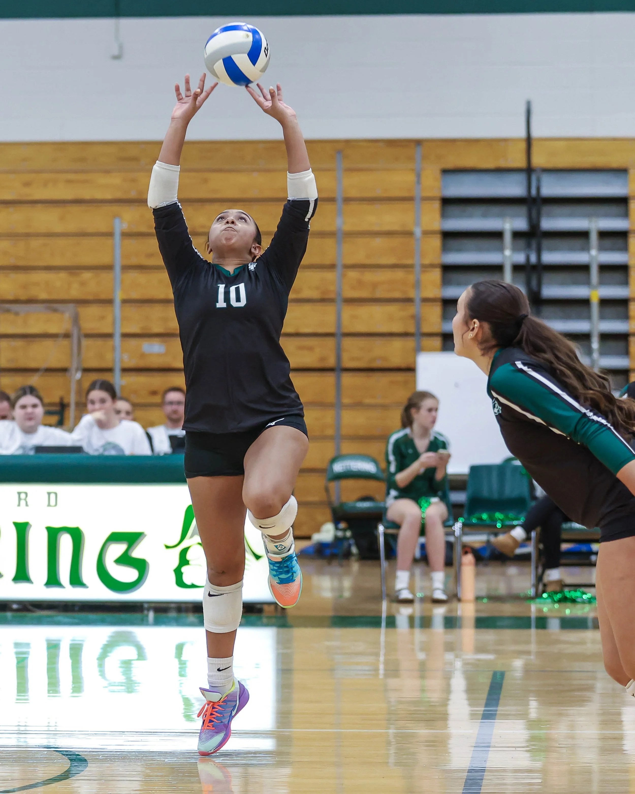 Kettering #10 sets the ball