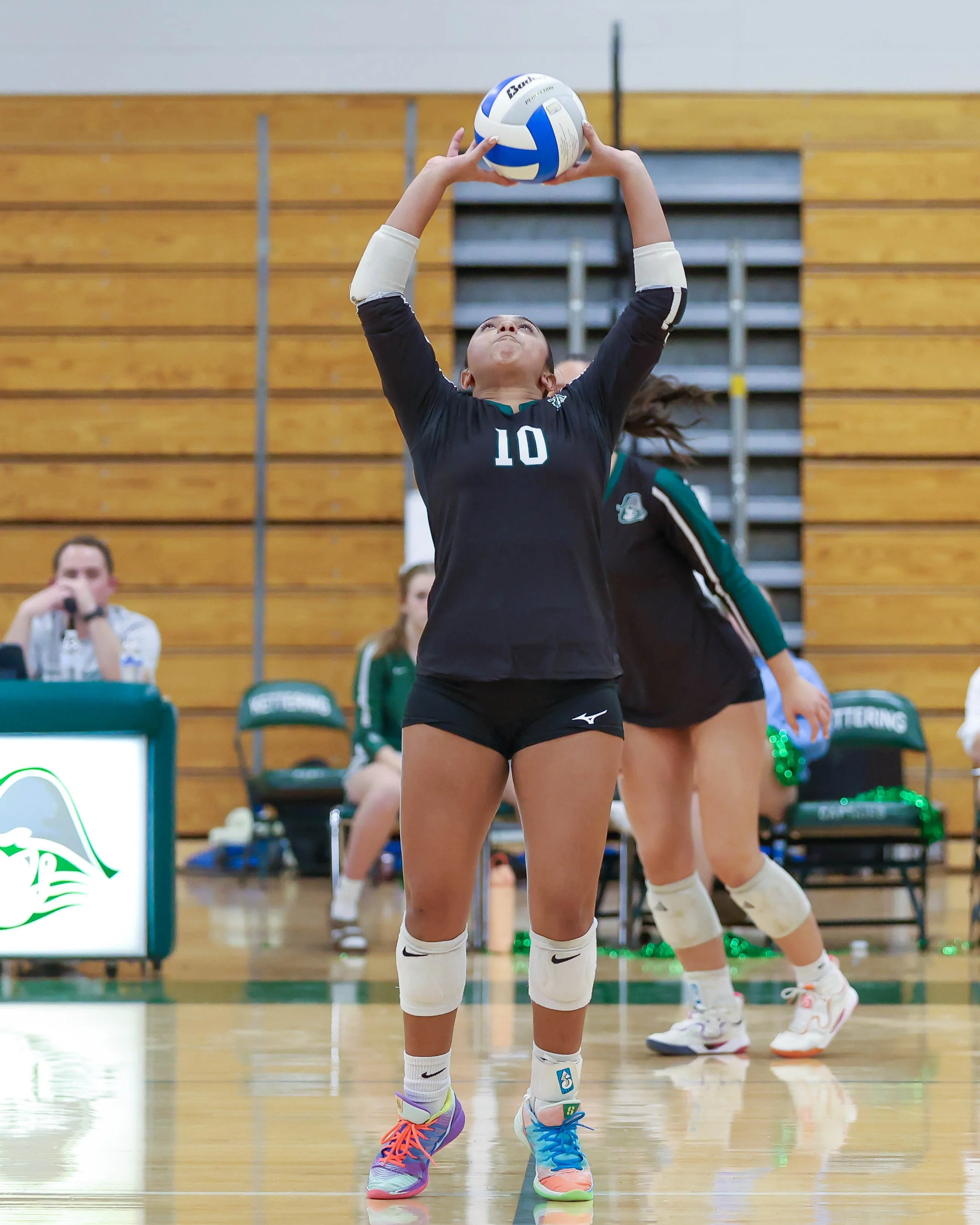Kettering #10 sets the ball