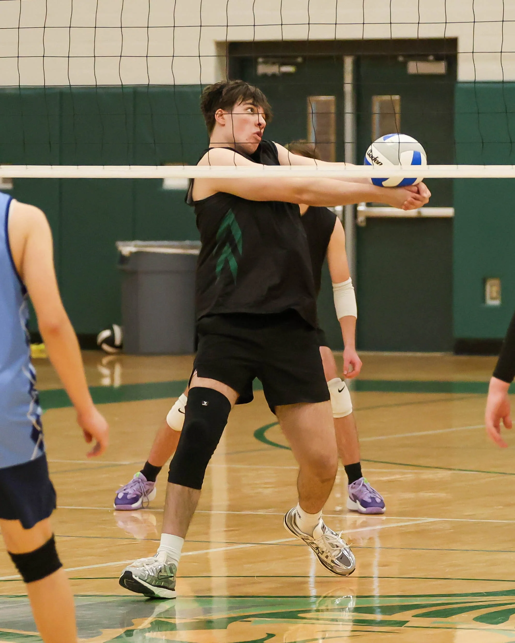 Kettering #10 sets the ball