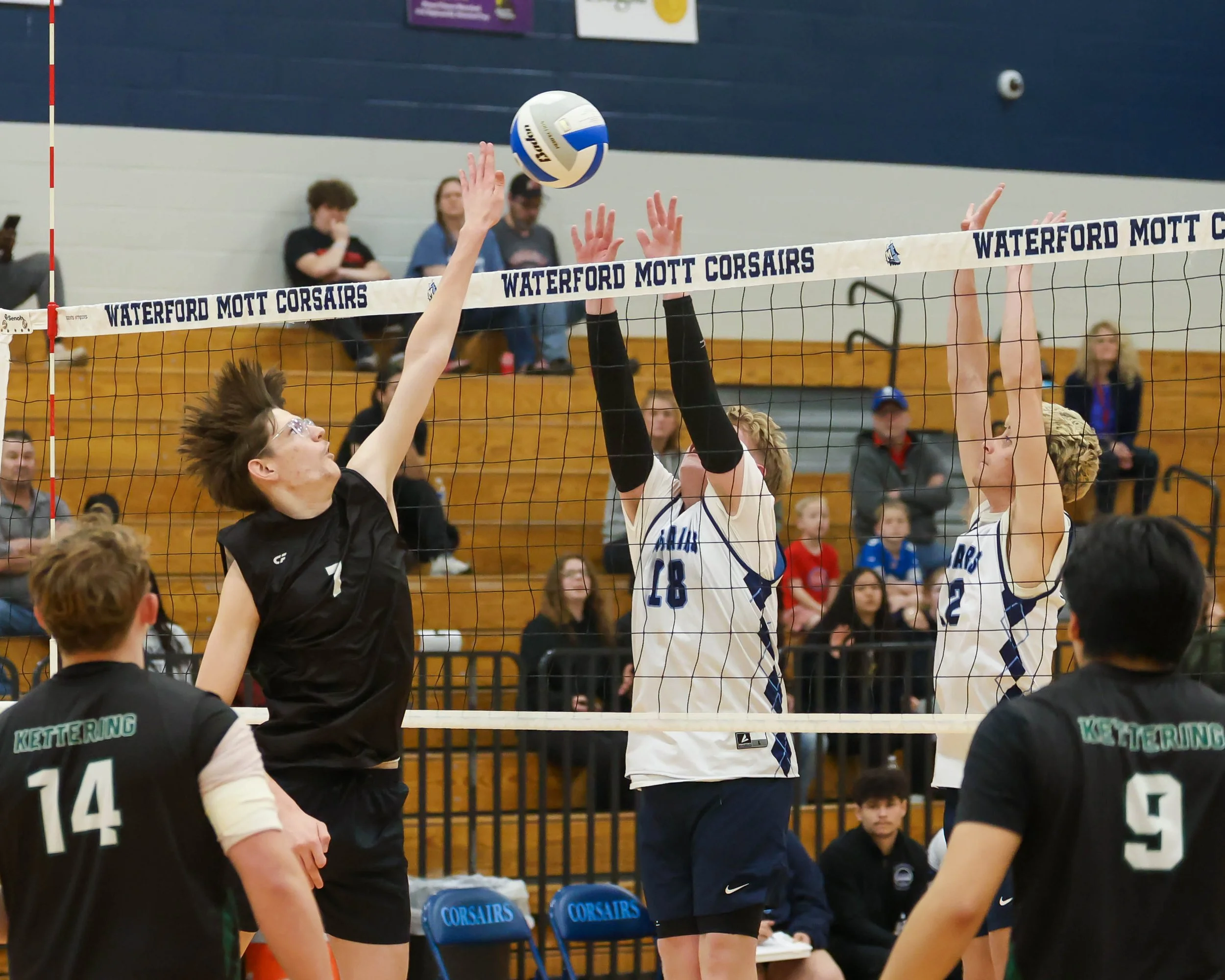 Kettering #7 and Mott #18 up for the ball