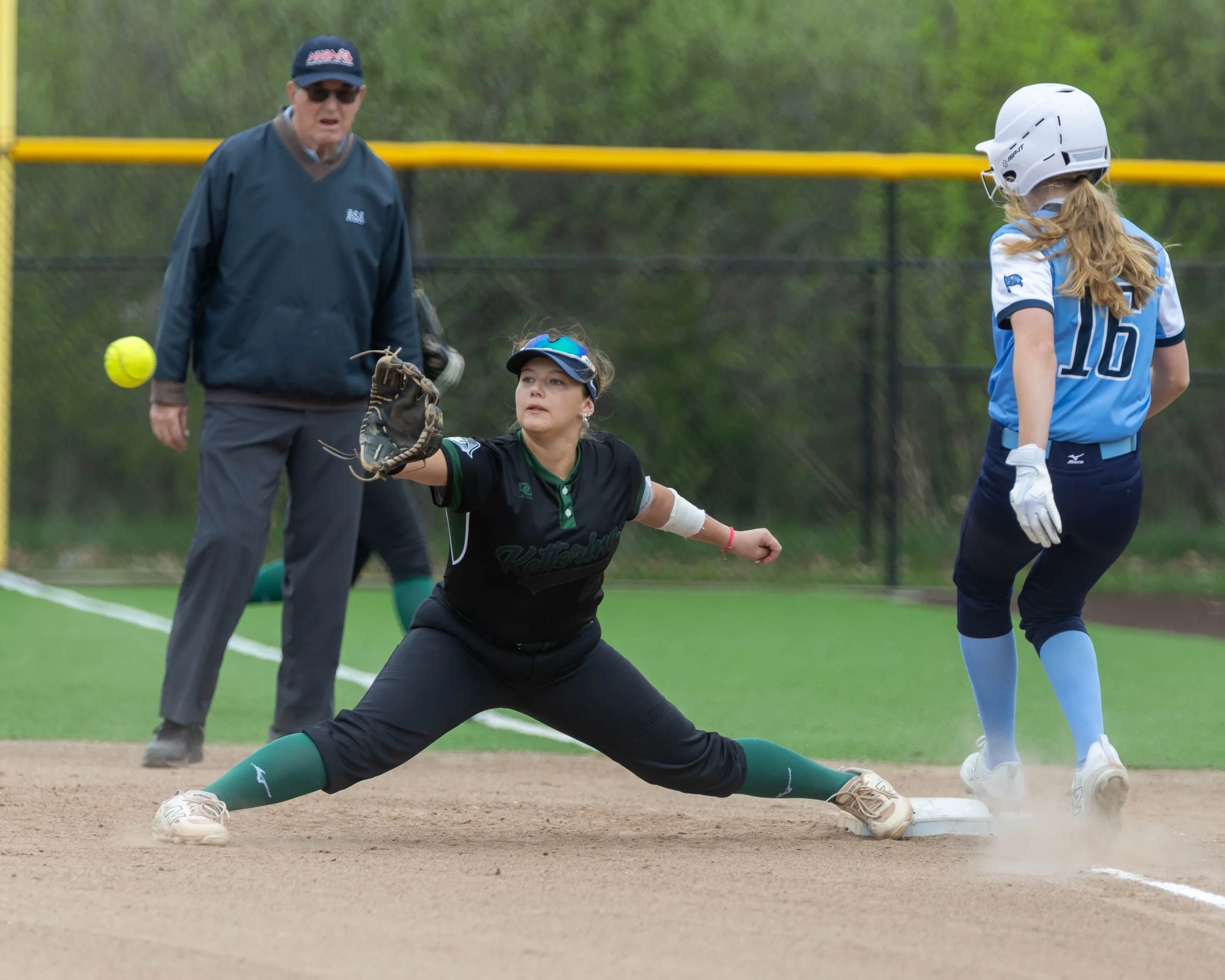 Kettering #27 with the stretches for the ball