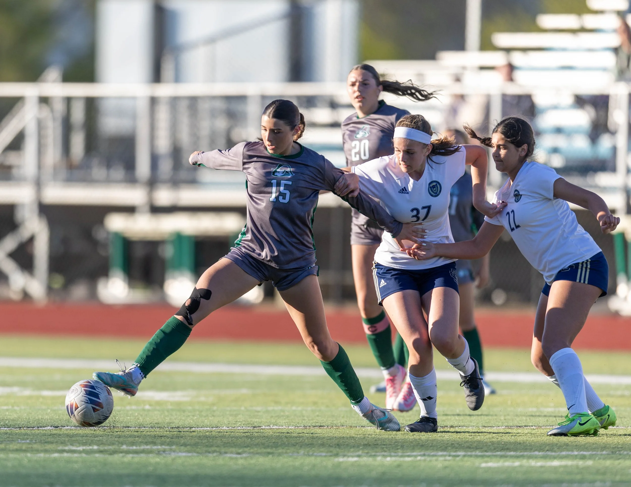 #15 controls the ball her toe