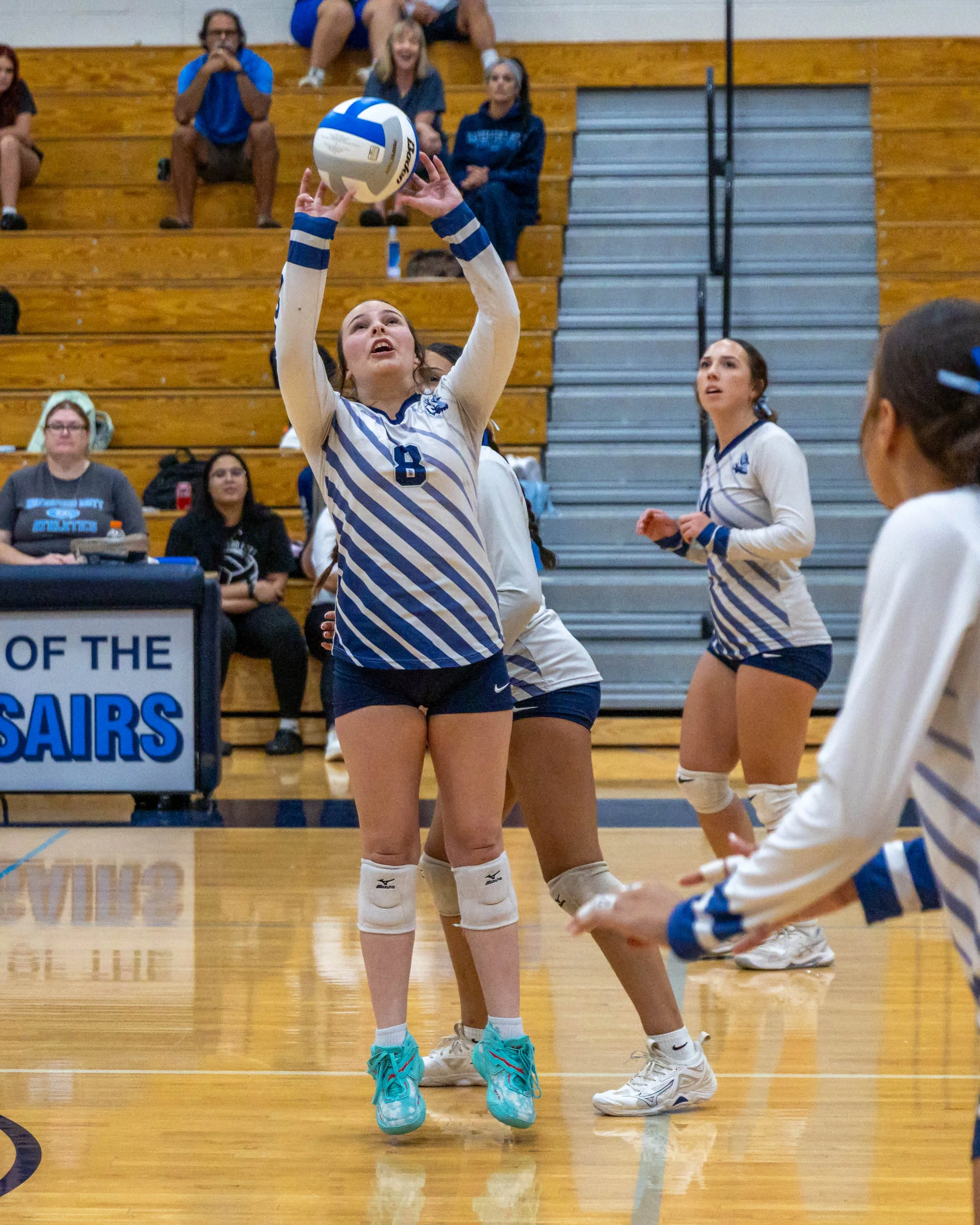 WM #8 sets the ball