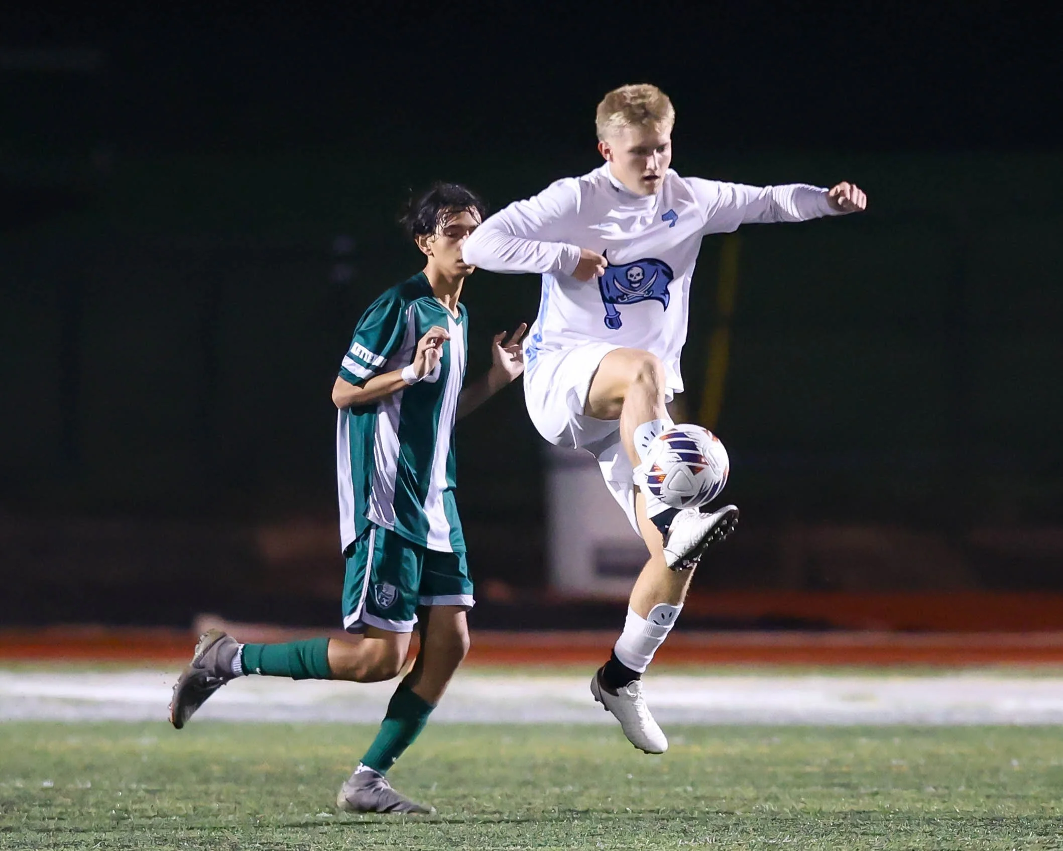 WM #4 controls the ball