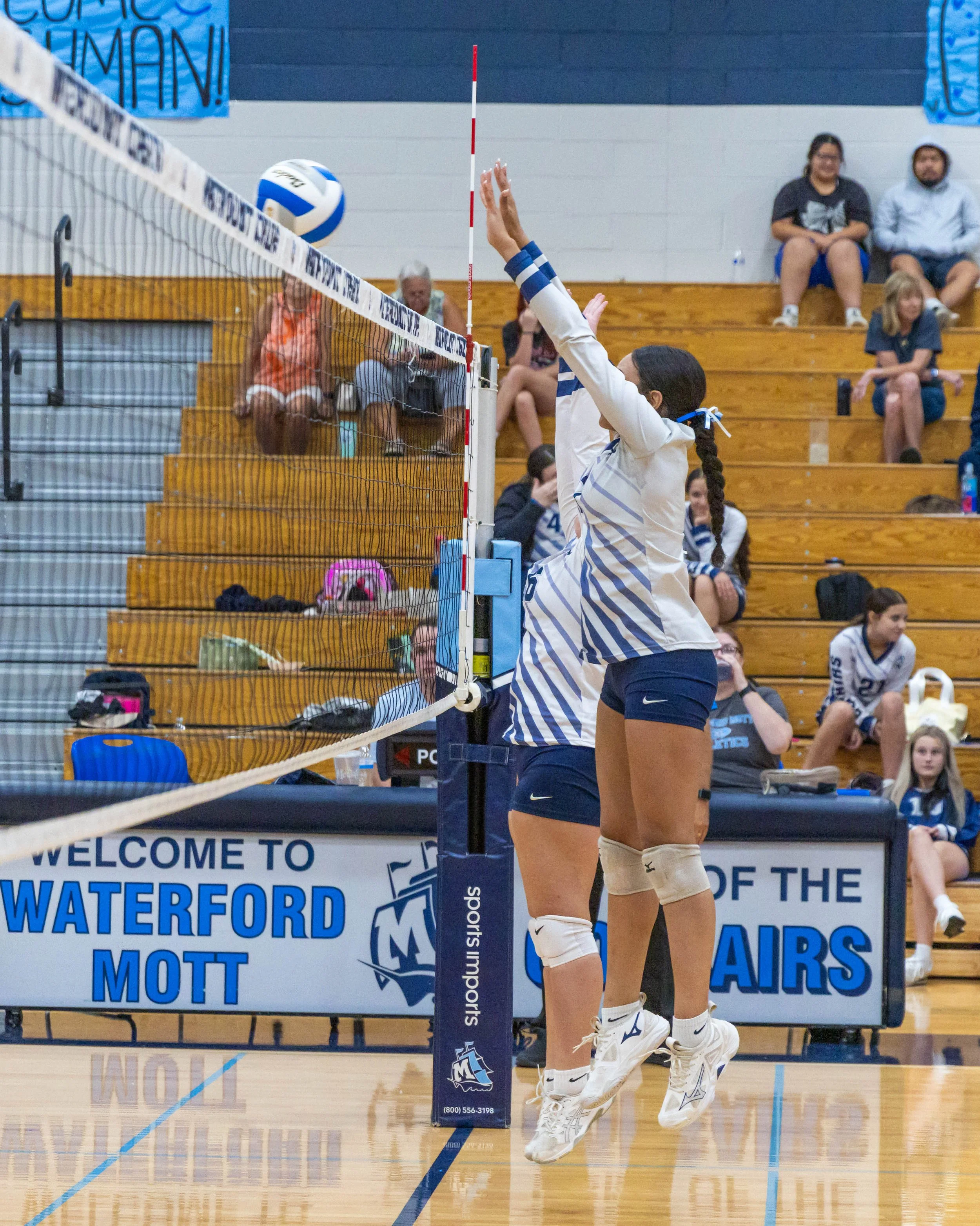 WM #7 and WM #26 go to block the ball