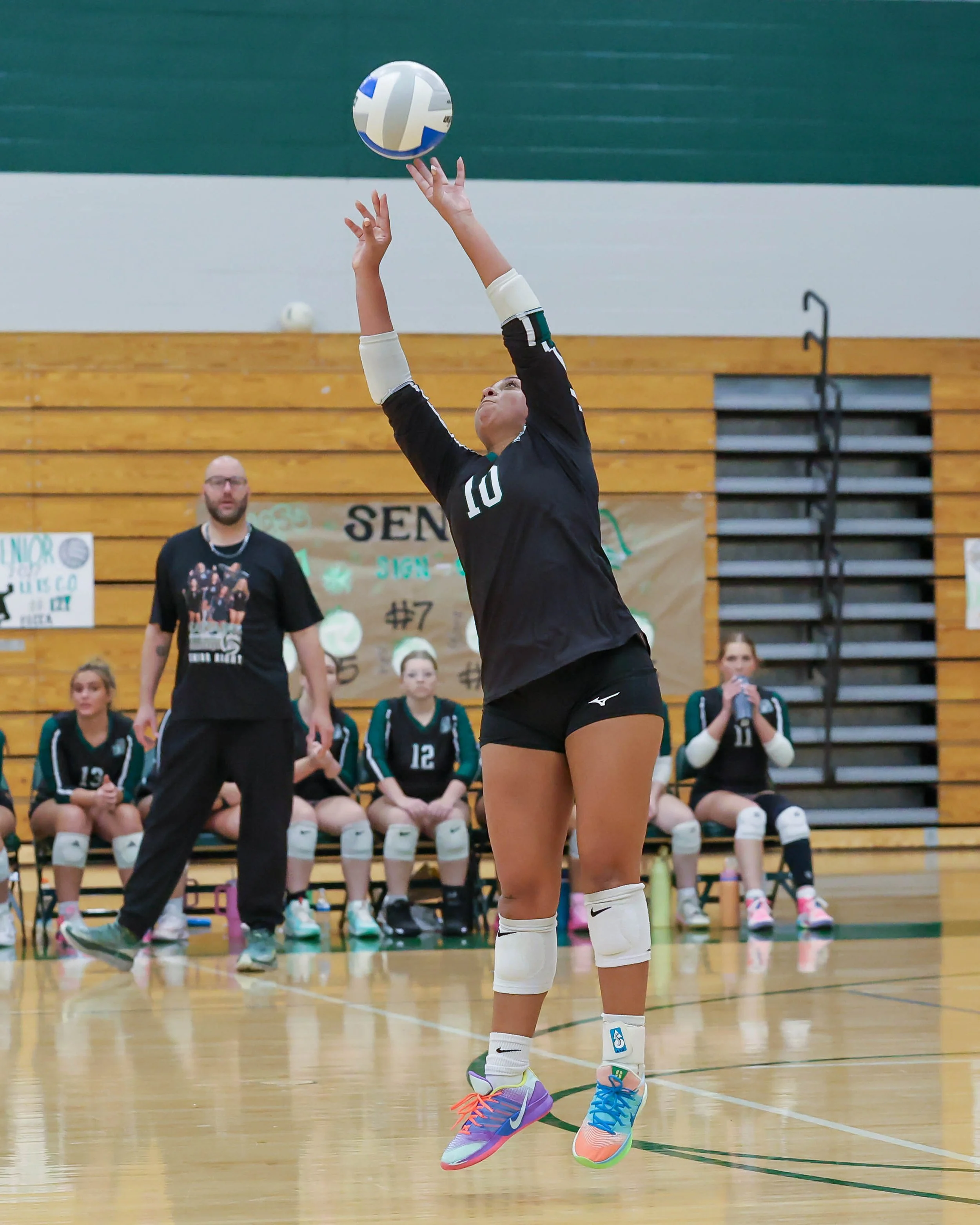 Kettering #10 sets the ball 