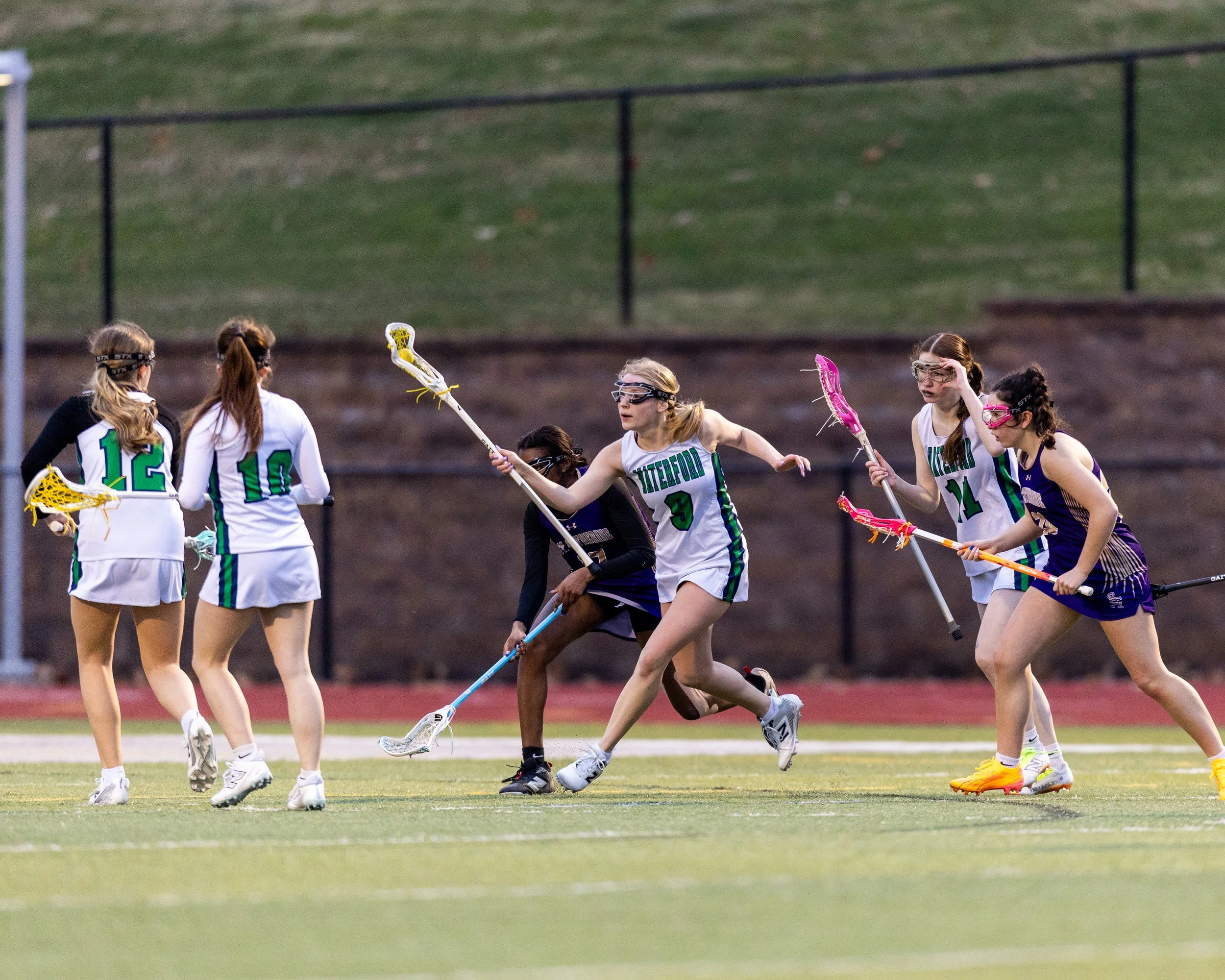 #9 carries the bal\l