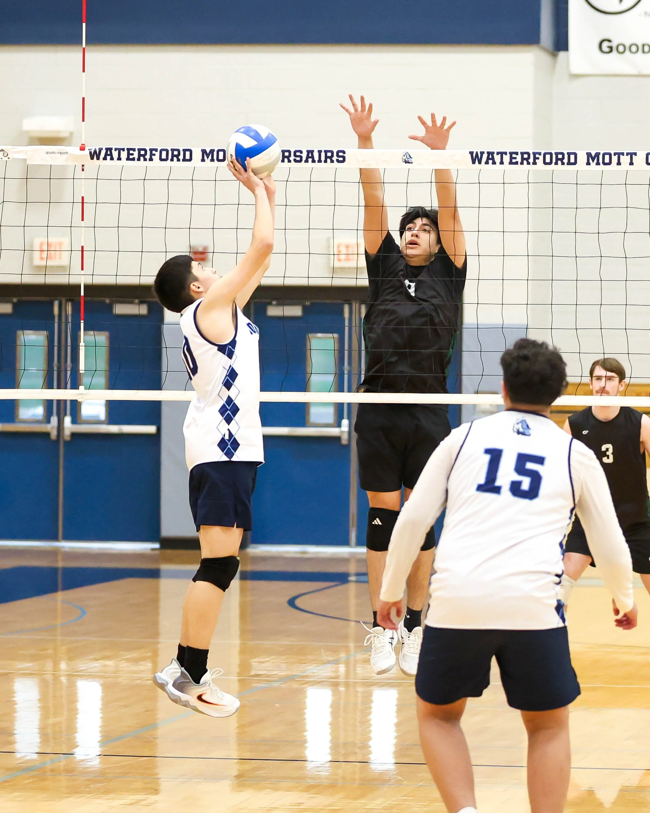 Mott #10 sets the ball