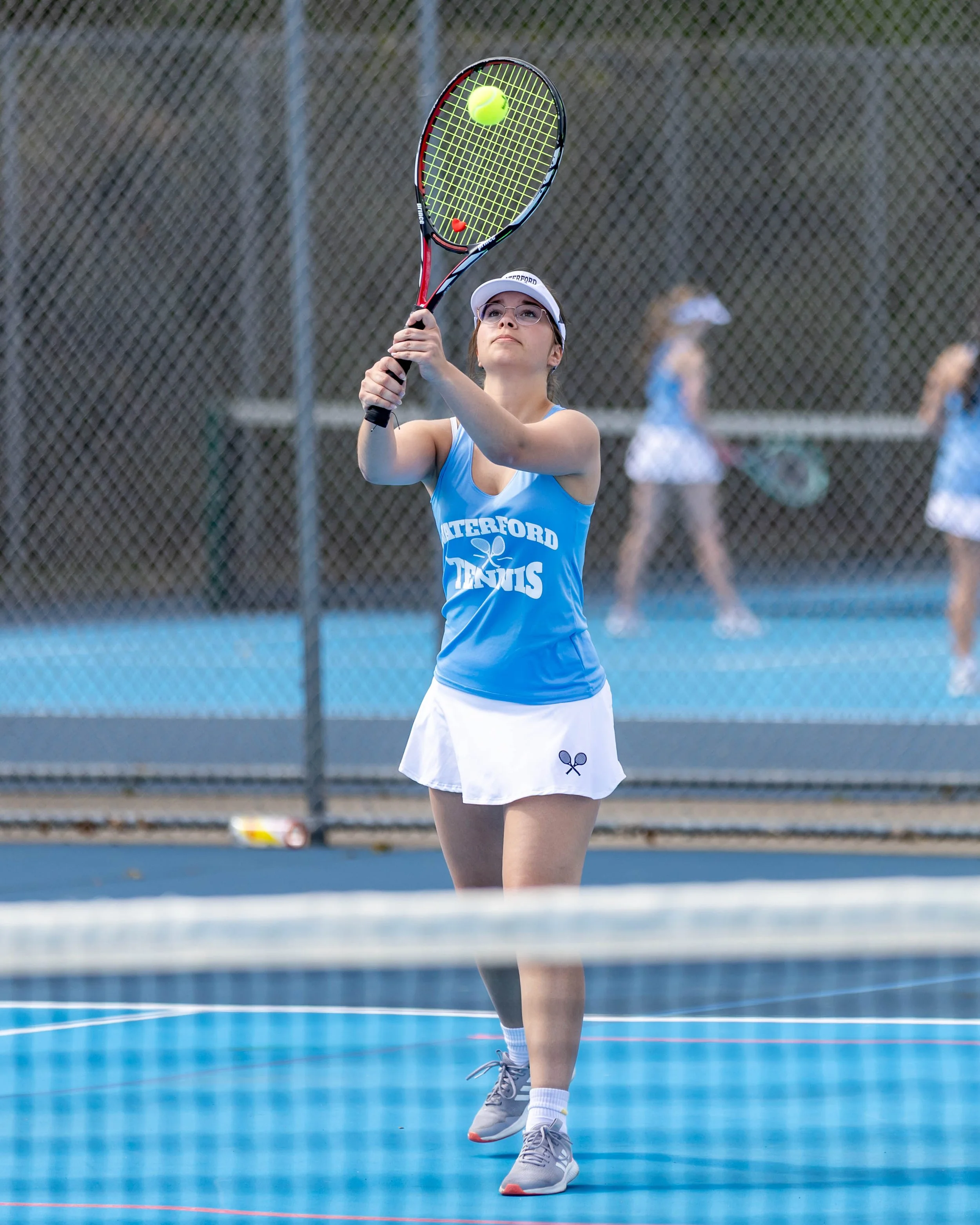 Jessica returns the ball