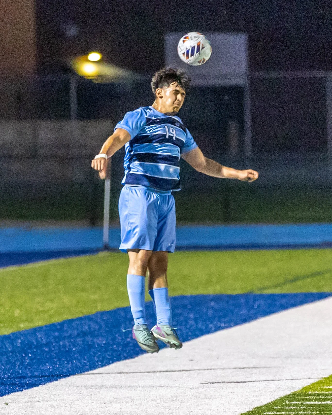 WM 19 heads the ball
