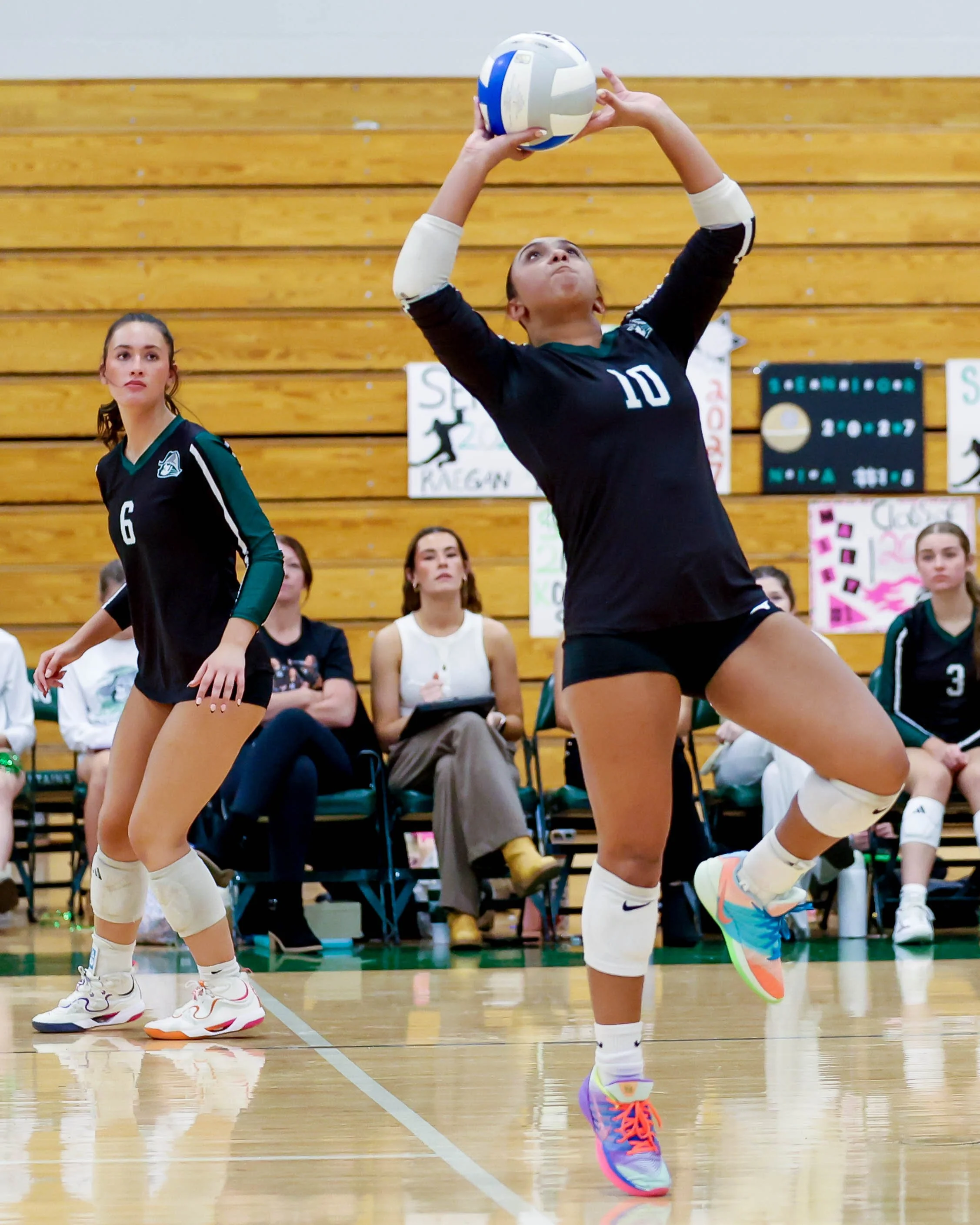 Kettering #10 sets the ball