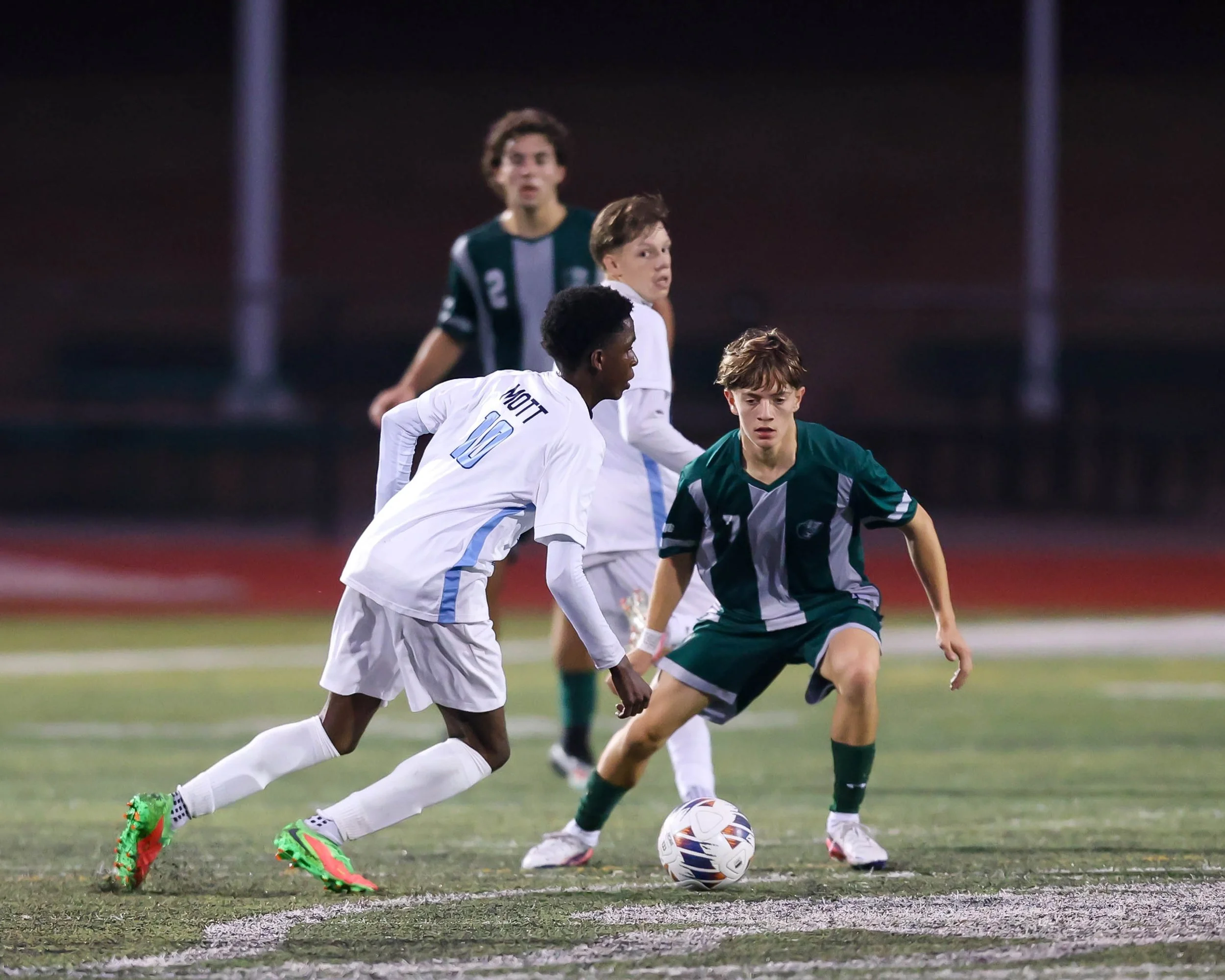 WM #10 controls the ball