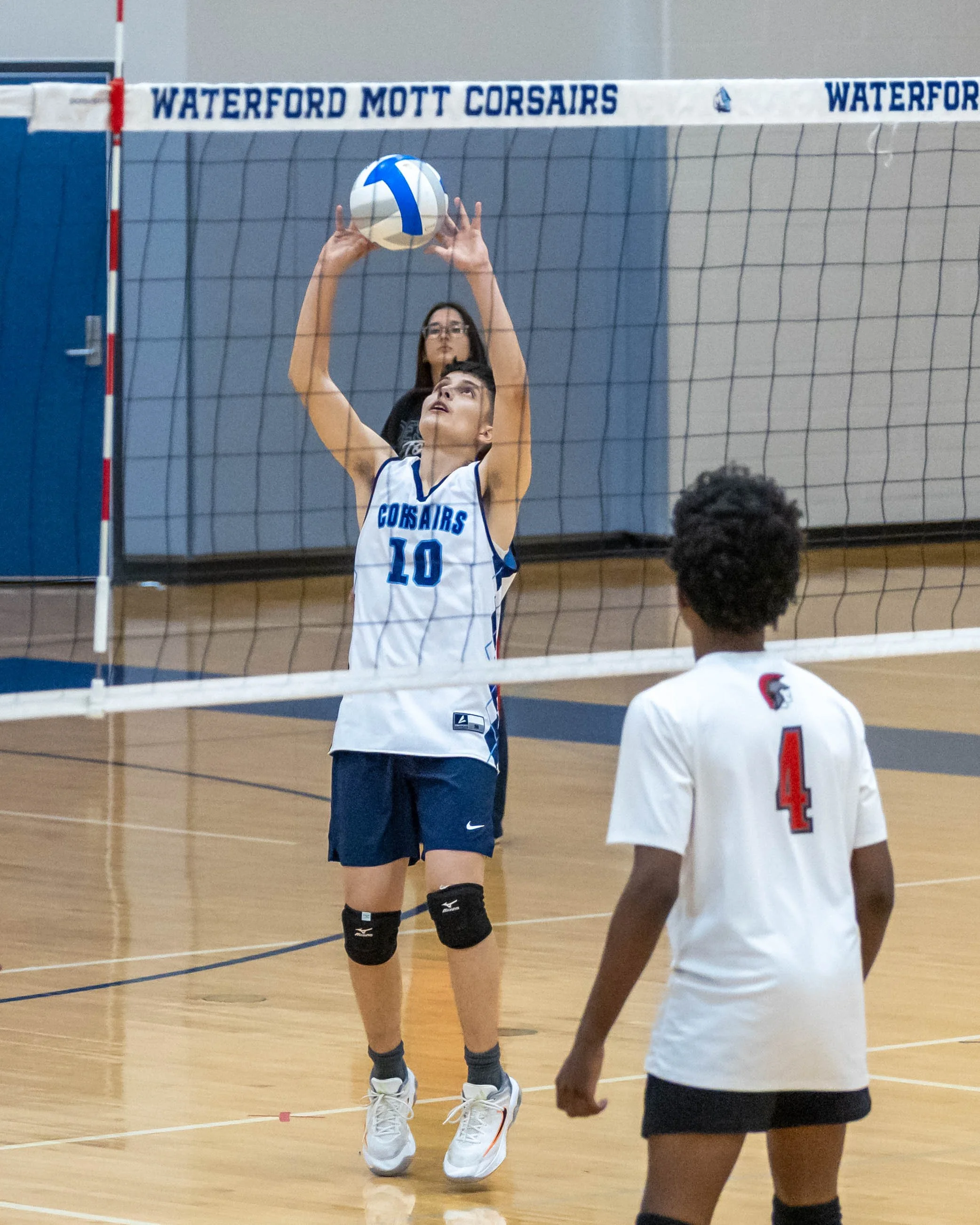 #10 sets the ball