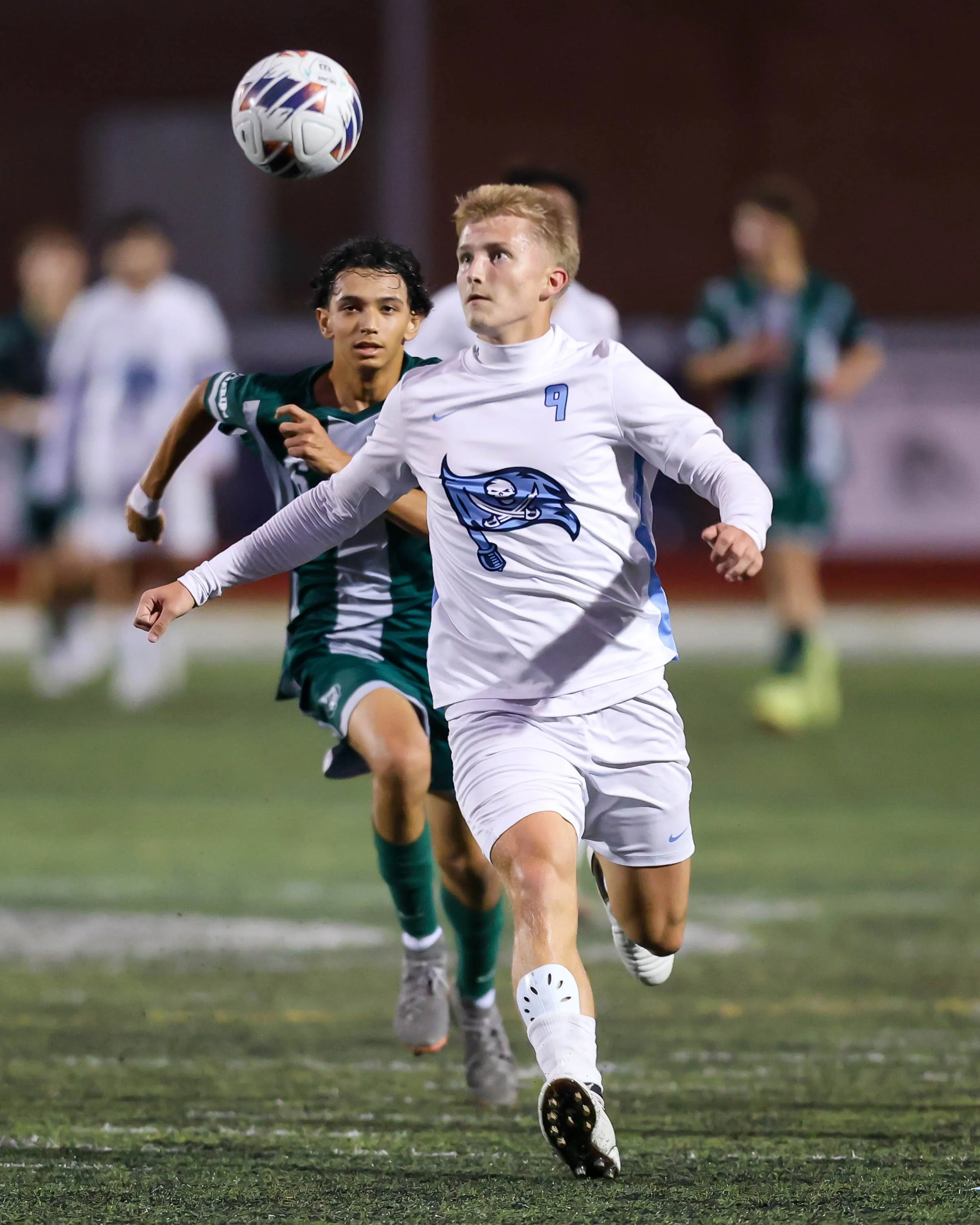 WM #4 watches the ball in the air