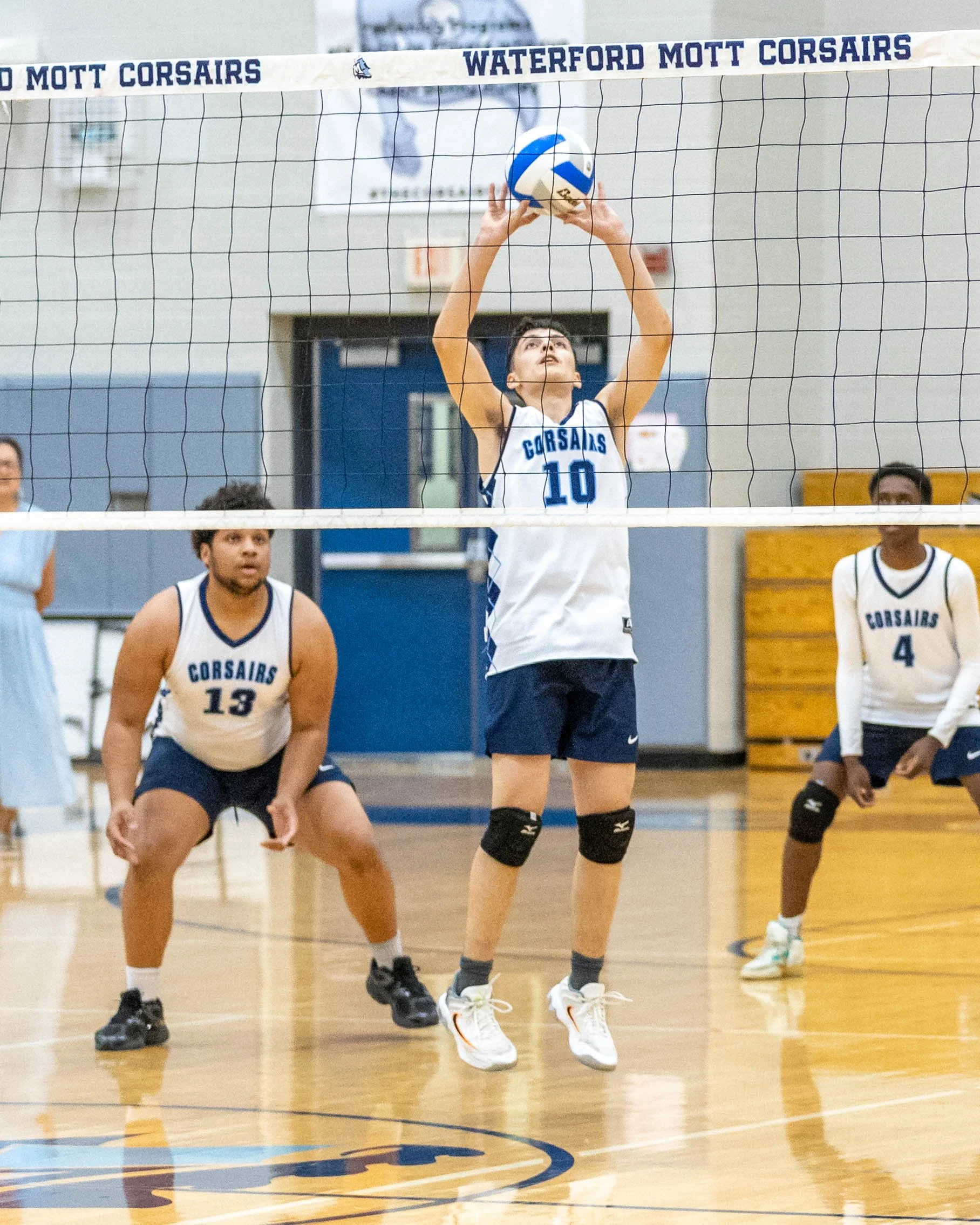 #10 sets the ball