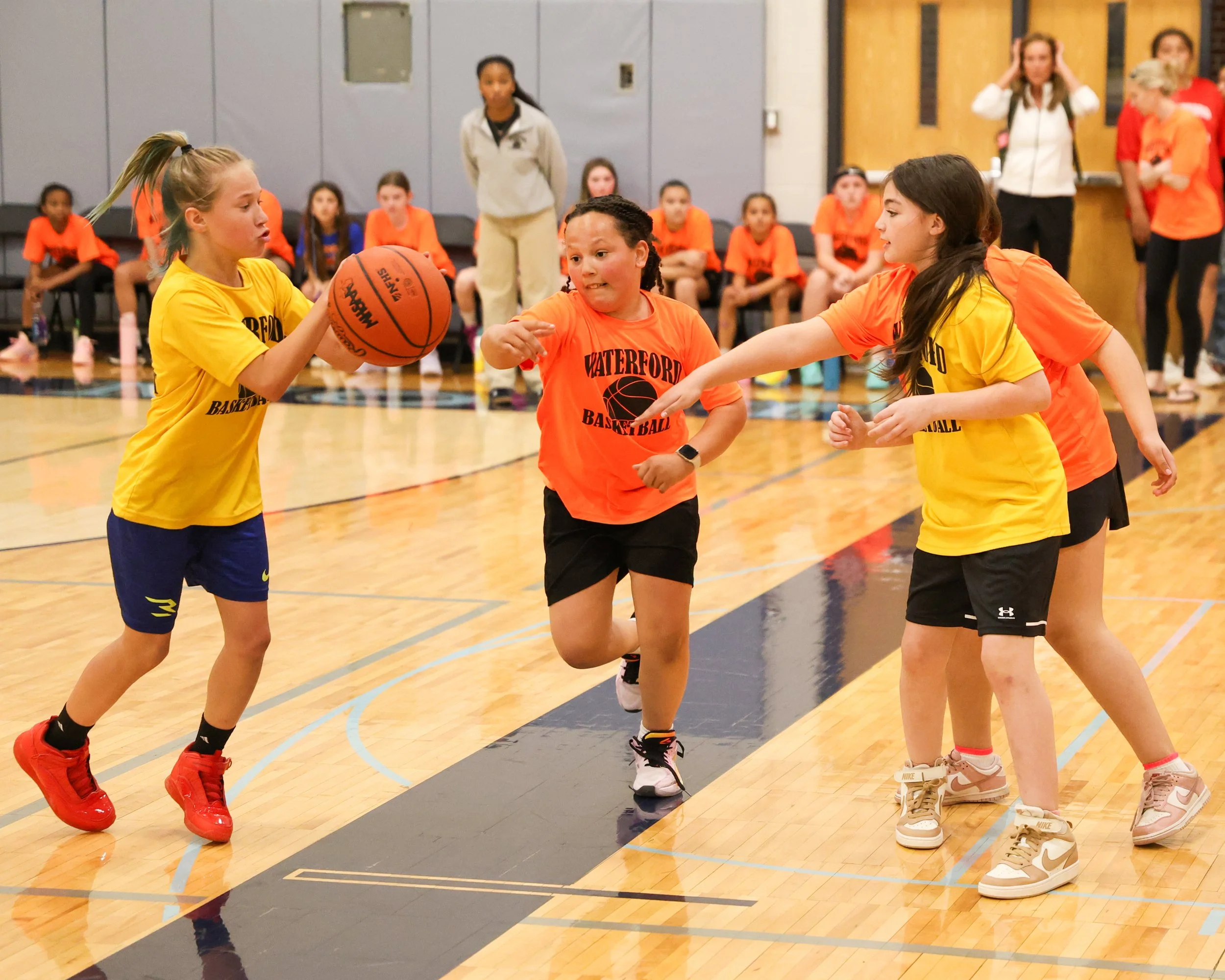 Schoolcraft girl passes the ball to teammate