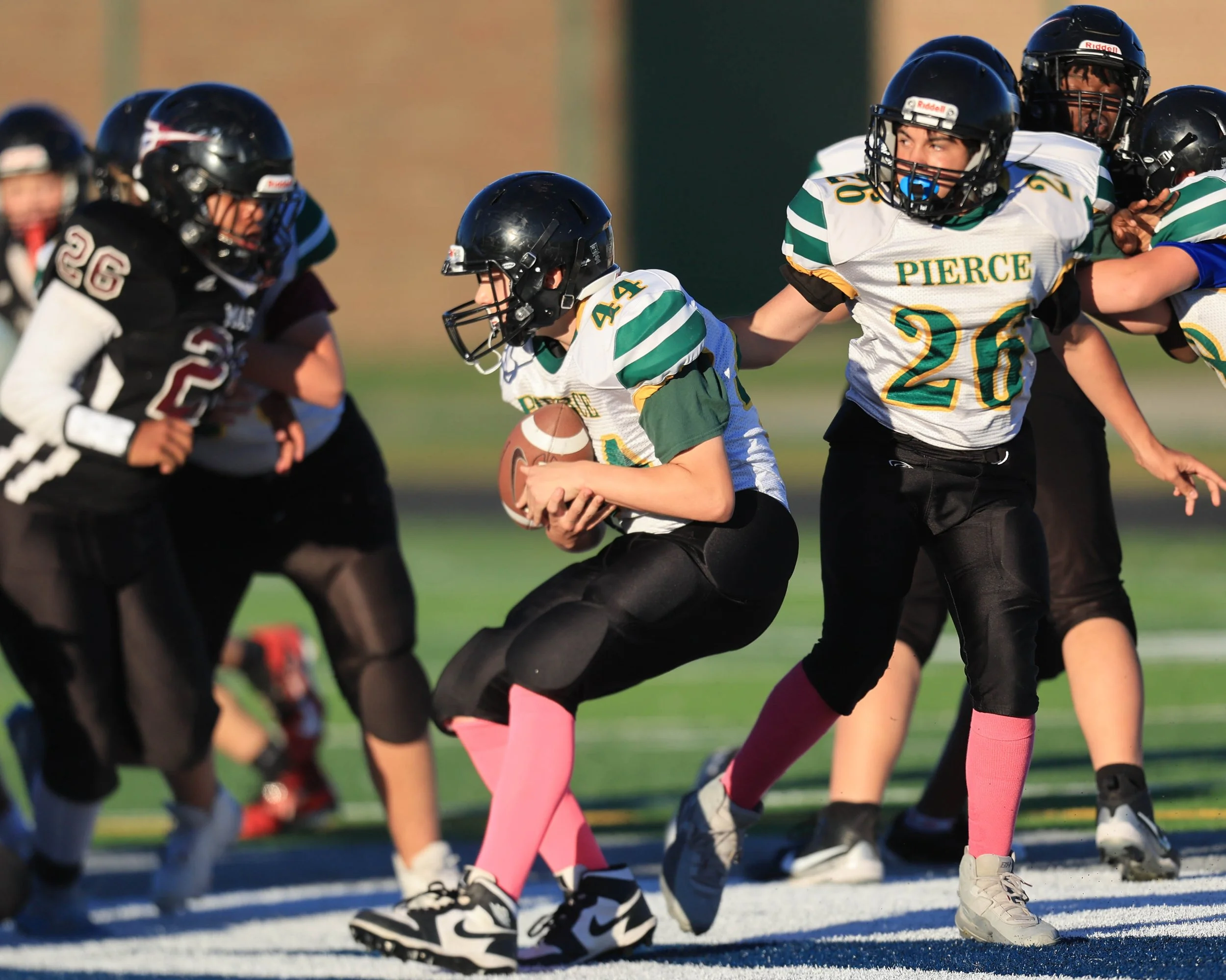 Pierc #26 hands the ball off to #44