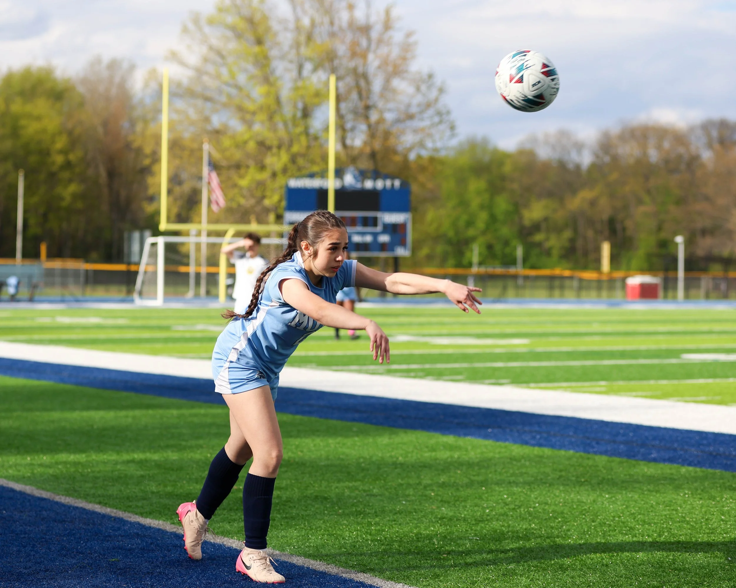 #6 throws the ball in