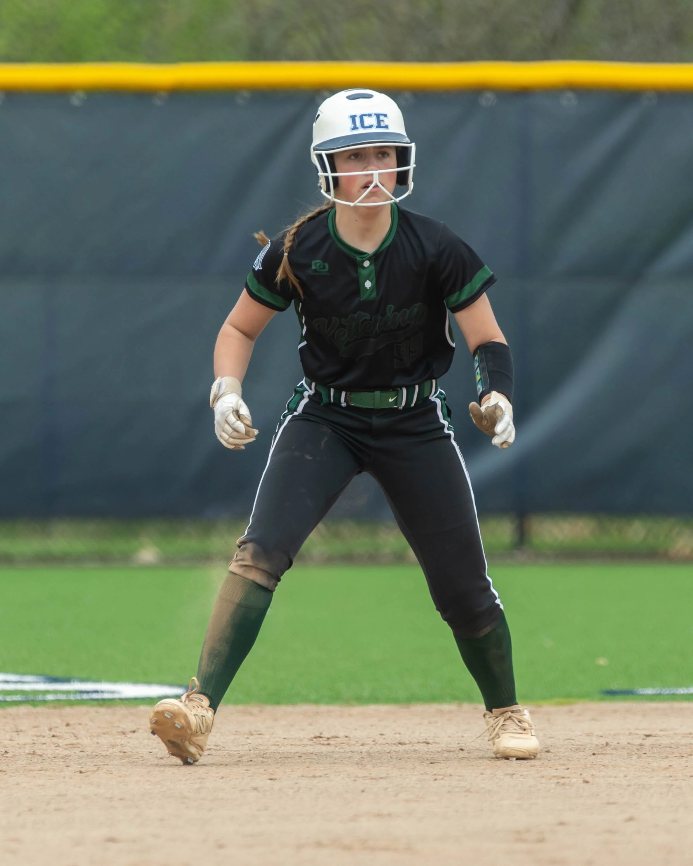 Kettering runner leads off at second base
