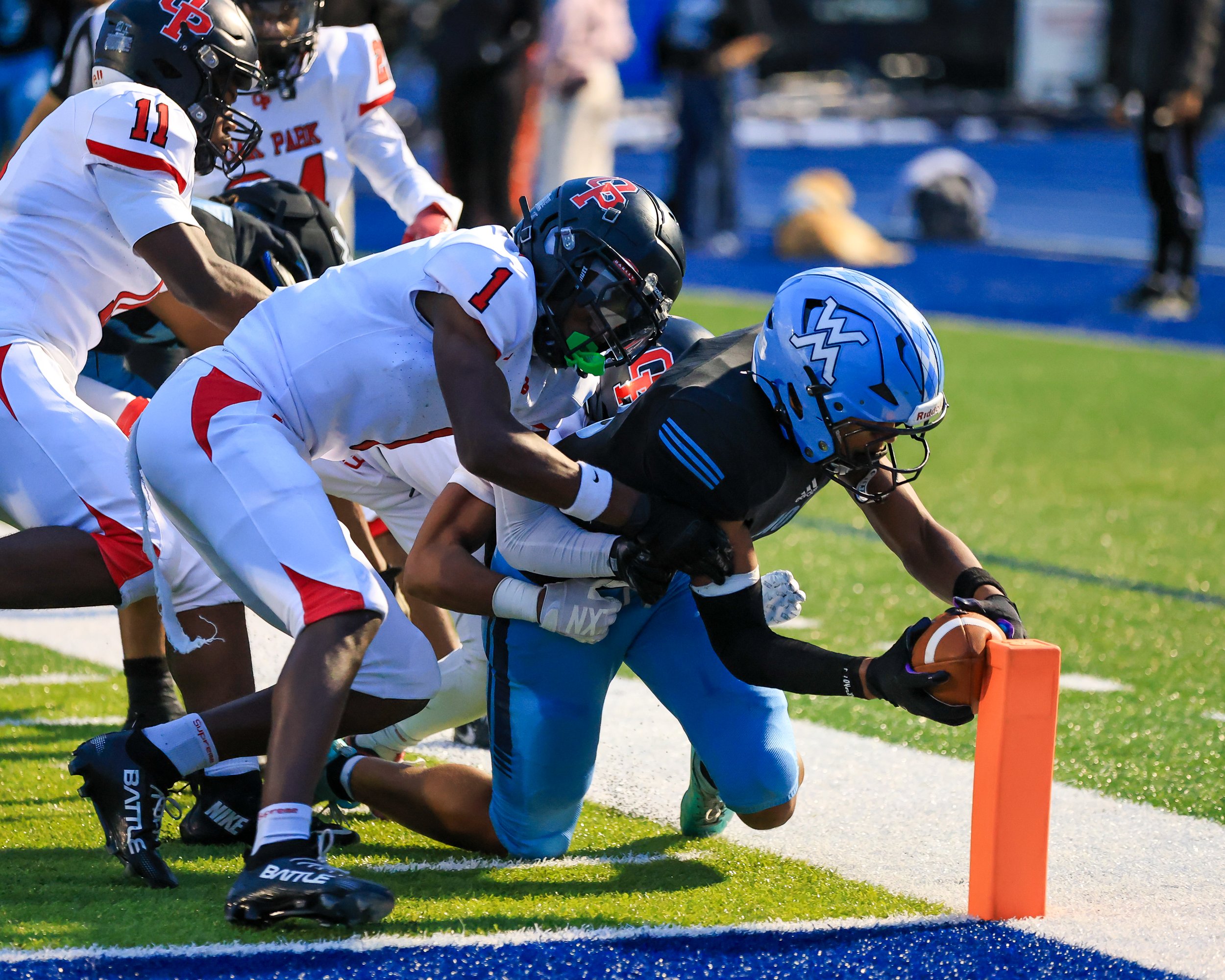 WK #8 touches the pillion with the ball for a touchdown