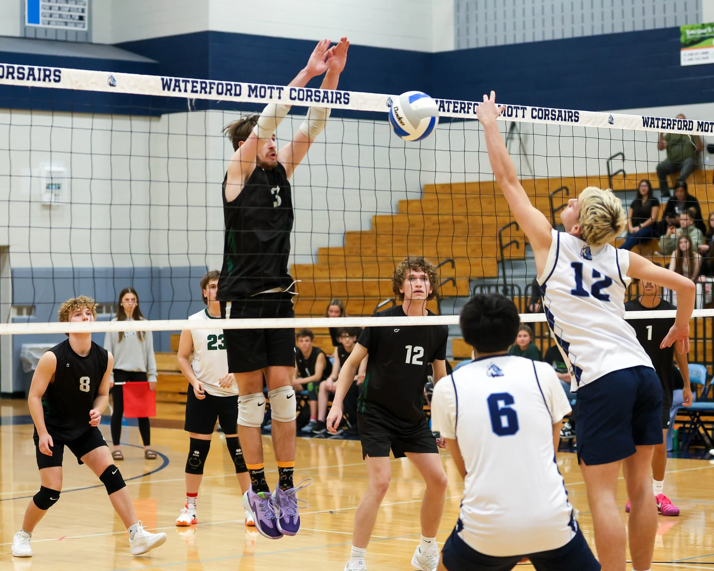 Mott #12 and Kettering #3 up for the ball