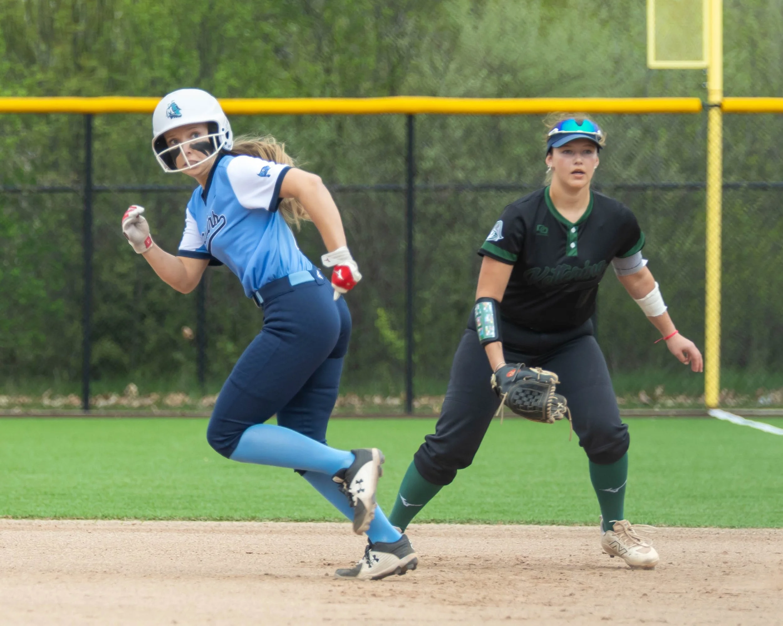 Mott runner take off from first base