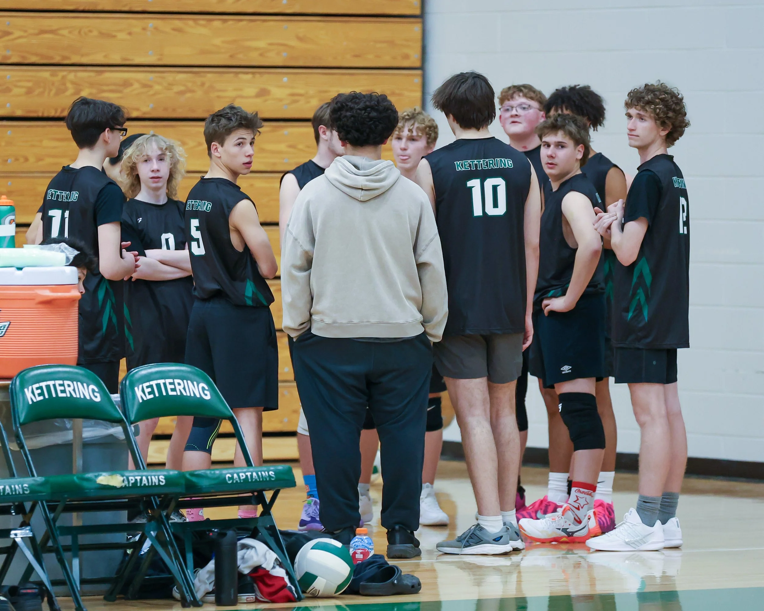 Mott huddle before match