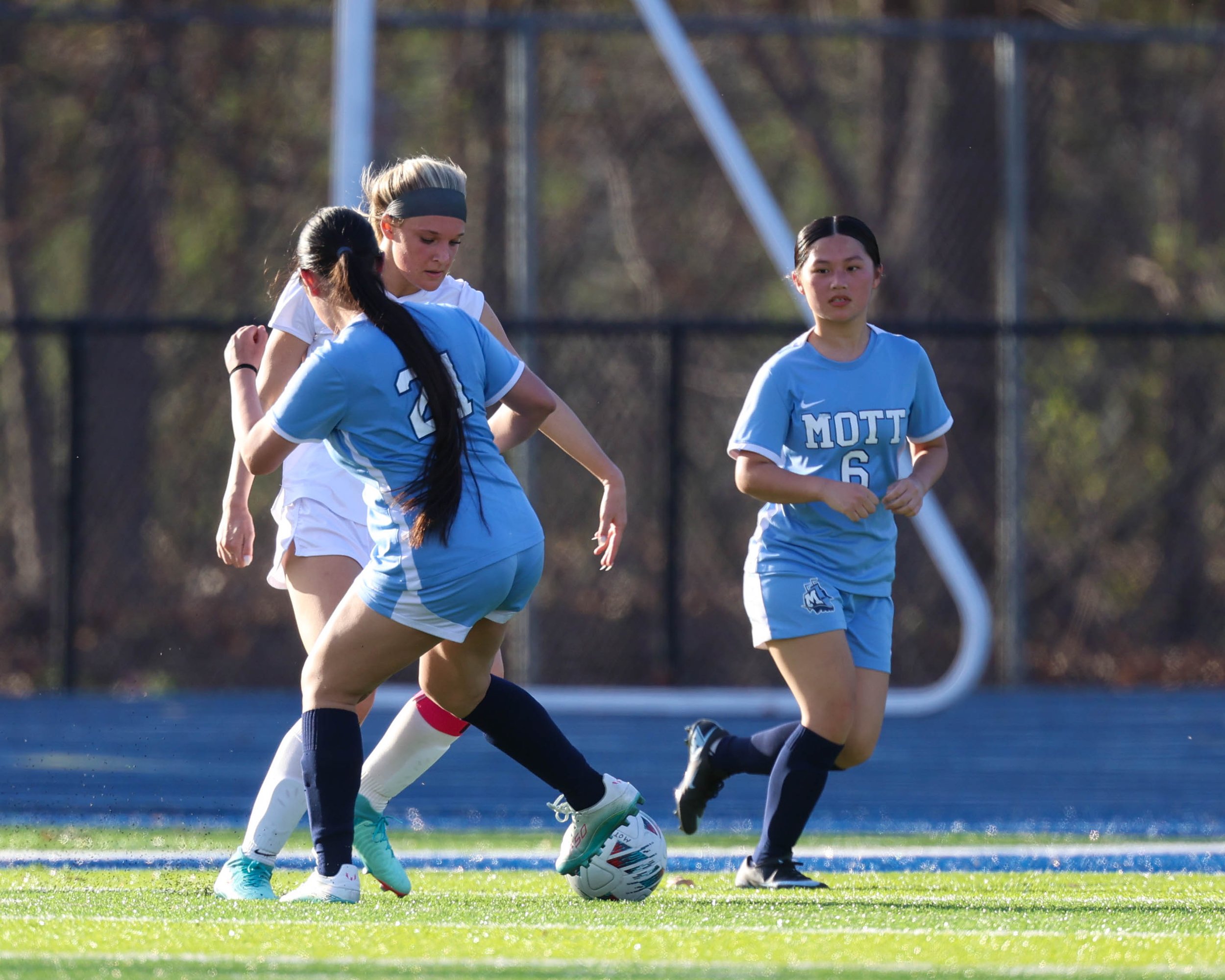 #21 and #6 surround the ball