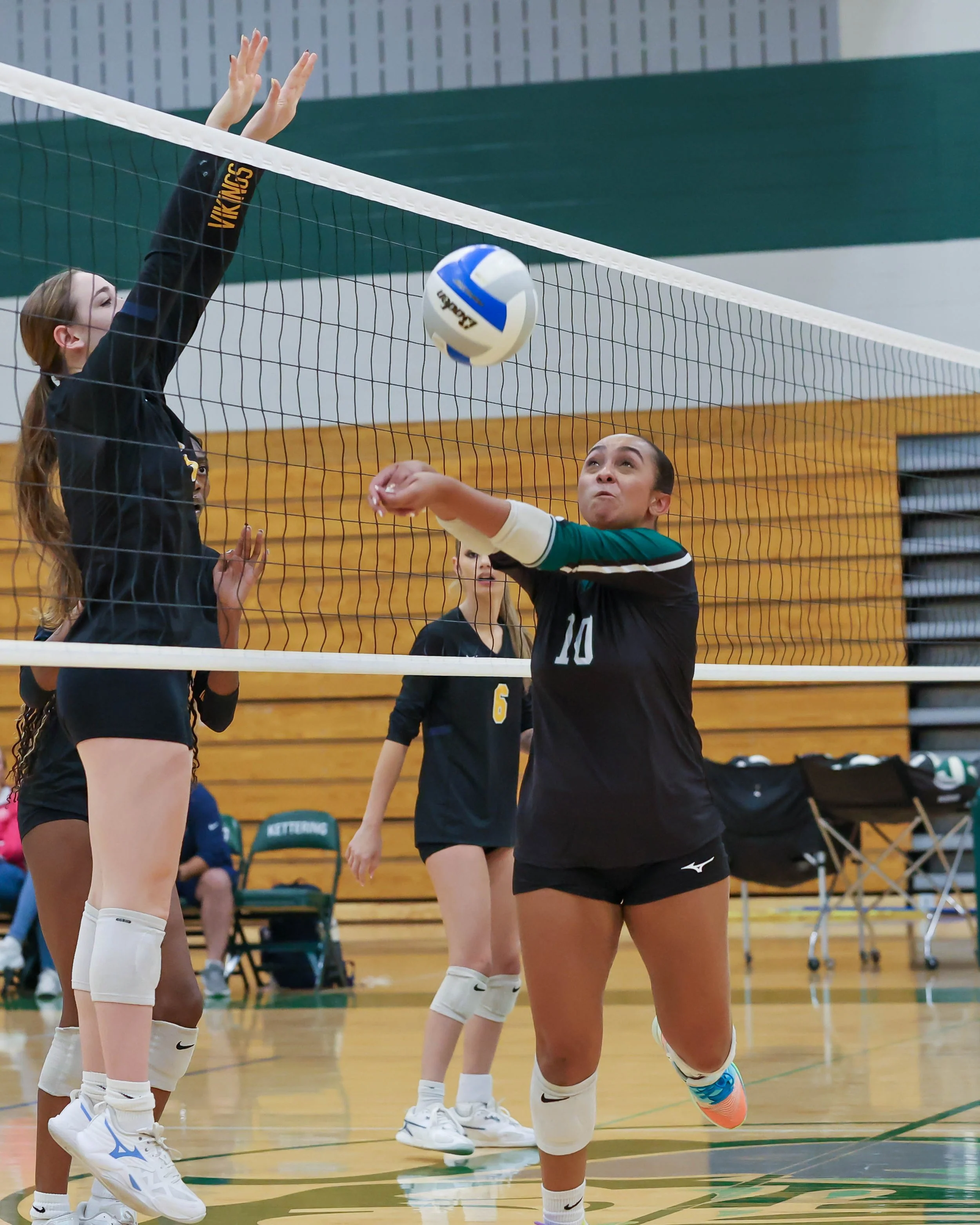 Kettering #10 returns the ball