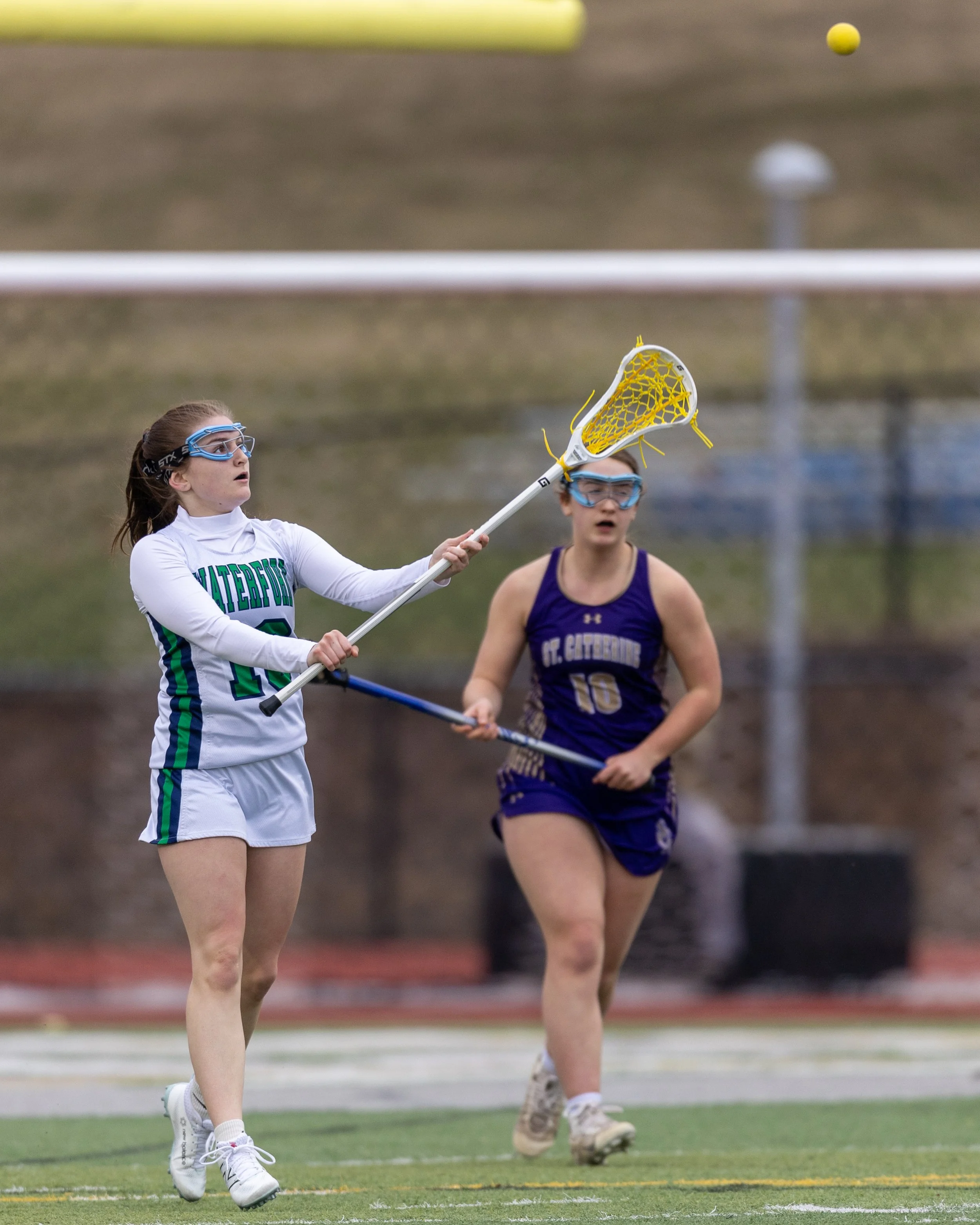 #10 passes the ball to a teamate