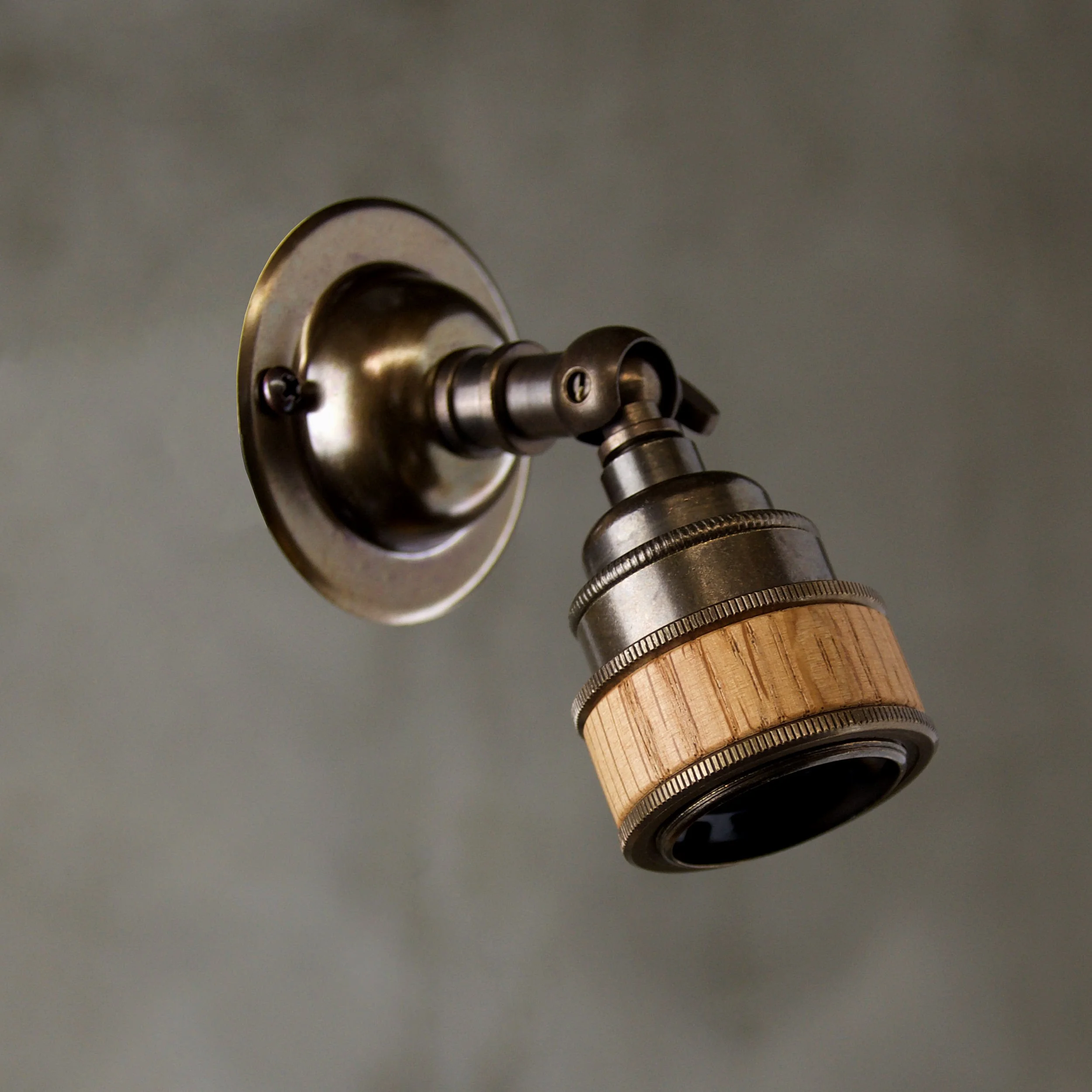 Antique brass (old english brass) wall light with E27 holder and 90° knuckle