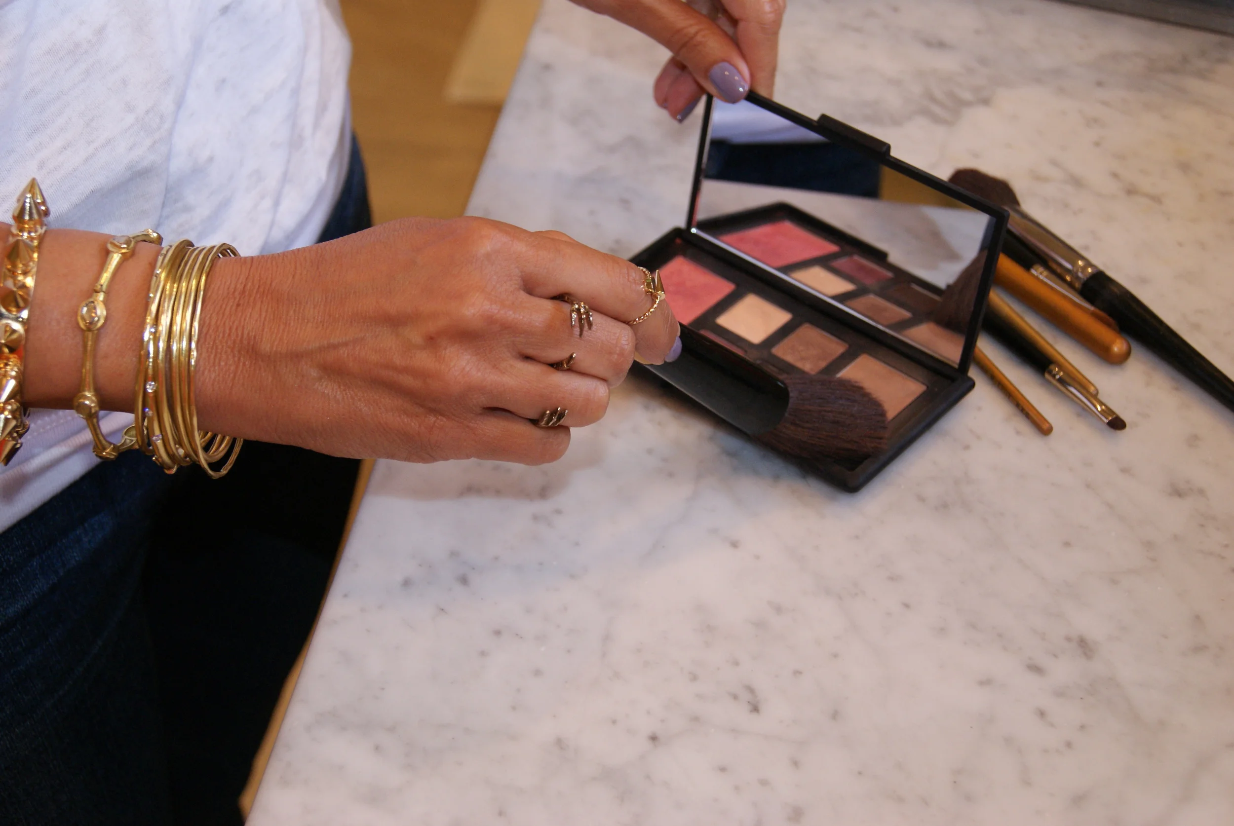 Step 1: Use a large blush brush and generously apply Laguna bronzer all over face.&nbsp;