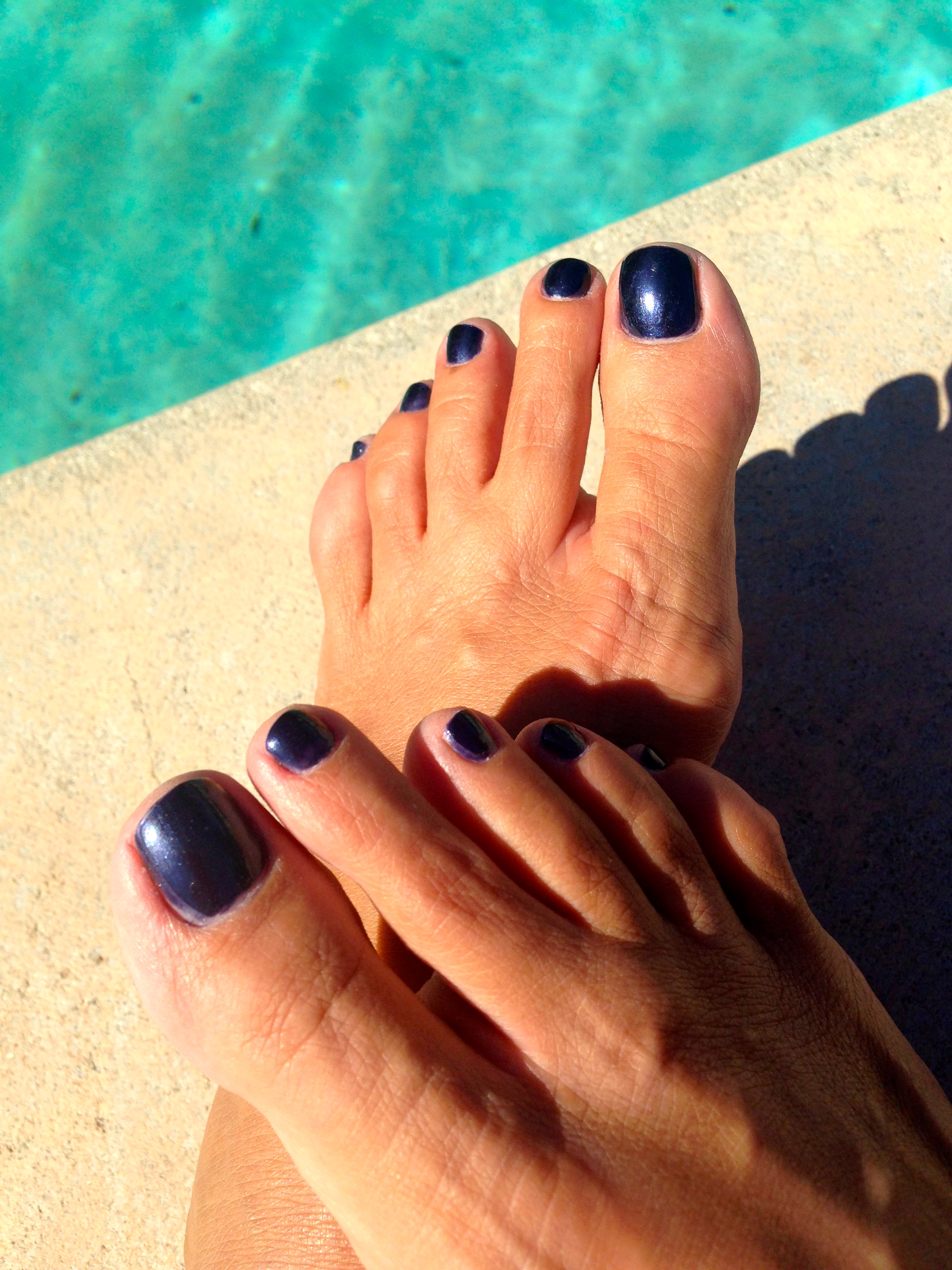 I love c ô te shade No. 76 (midnight blue) on the toes!