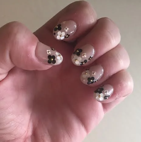 Flowers a la Marc Jacobs! Hand model Rachel Meyers.