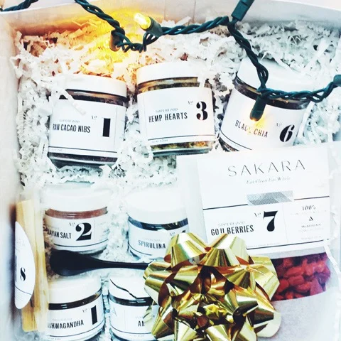Sakara Life&nbsp;Package includes:&nbsp;Spirulina, Black Chia Seeds,&nbsp;Goji Berries,&nbsp;Hemp Hearts,&nbsp;Raw Cacao Nibs,&nbsp;Coconut Flakes,&nbsp;Himalayan Salt,&nbsp;Ashwagandha,&nbsp;Amla,&nbsp;Palo Santo (not pictured),&nbsp;Serving Spoon,…