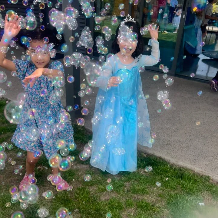 They asked for snowflakes&hellip; but I gave them bubbles! 🫧✨ Springtime Elsa comes with a side of sparkle, not frostbite.

#WollongongParties #southernhighlandskidsparties  #IllawarraKidsParties #WollongongEvents #IllawarraParties #SouthCoastPartie