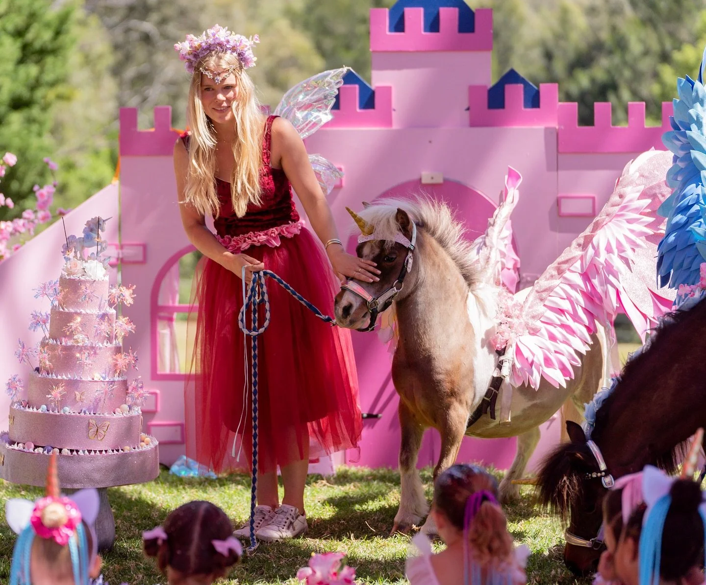 Thankyou to all who came to visit what will now be an ANNUAL spring time event- the 

🦄@adorableunicornfestival hosted by @adorable_pony_parties
 in Calderwood. 

📸@hergott_photography captured beautifully! 

🎩magic show @shaunmichaelmagic 

🎨 ra
