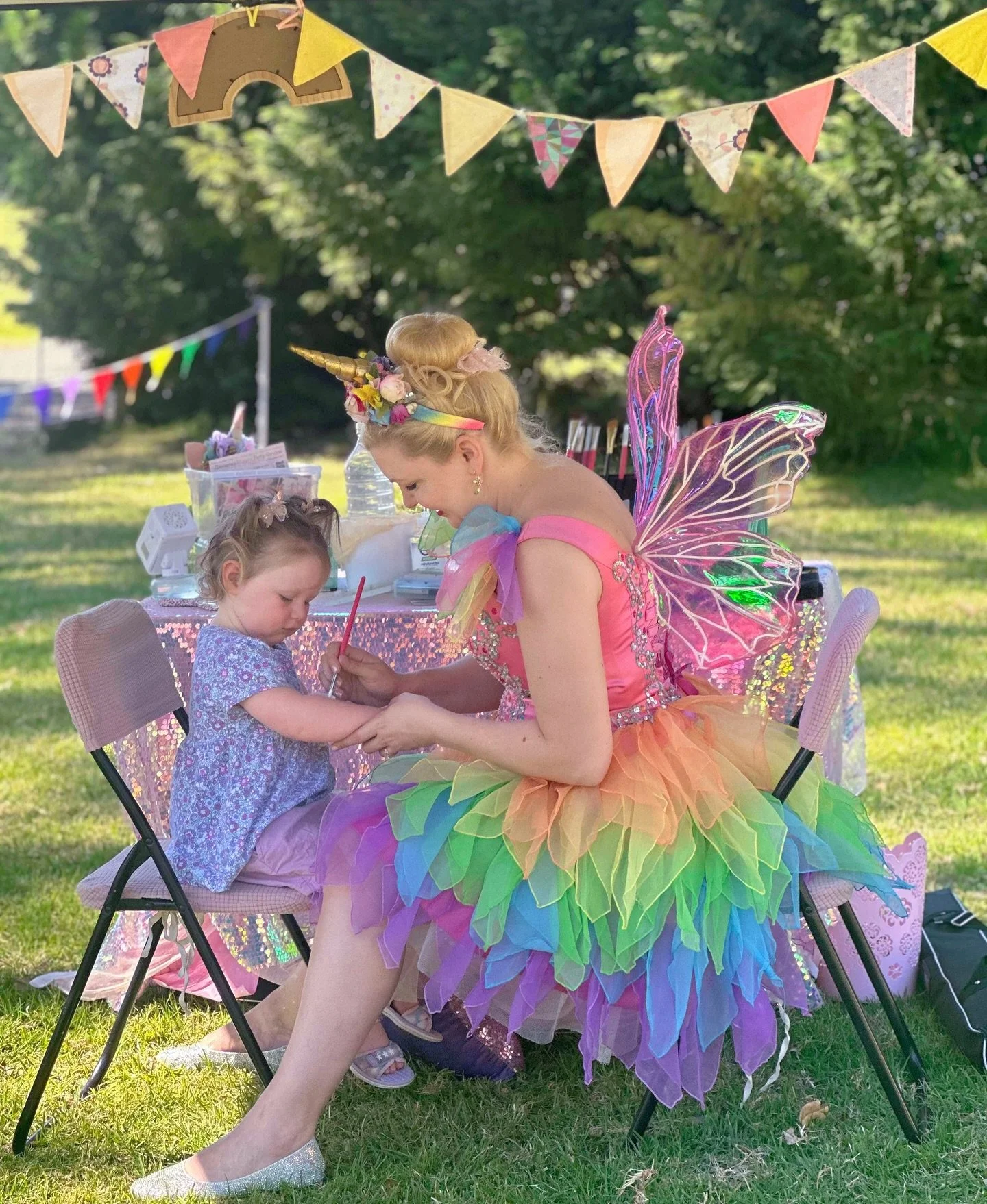 Had the honour of painting all the little faces at the @adorableunicornfestival  over the weekend! 

All the gorgeous hair styles by @manemerised 

Keep an eye out for the next one next spring! 

Some of these beautiful moments were captured by @herg