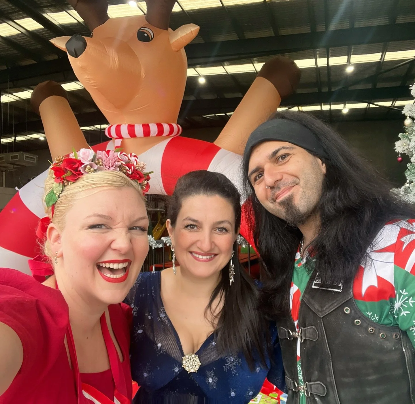 Beautiful Balloons, ginormous bubbles and  sparkly face painting! 

I got to work with @sydneyballoontwister  and Laura @the_woodland_fairy_  the other day , and what a blast! 
So grateful to be asked to be part of this team that day🥰🙏🏻🎄