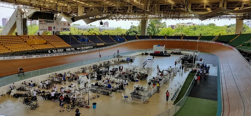 Pre-race training at the Velódromo Alcides Nieto Patiño in Cali, Colombia