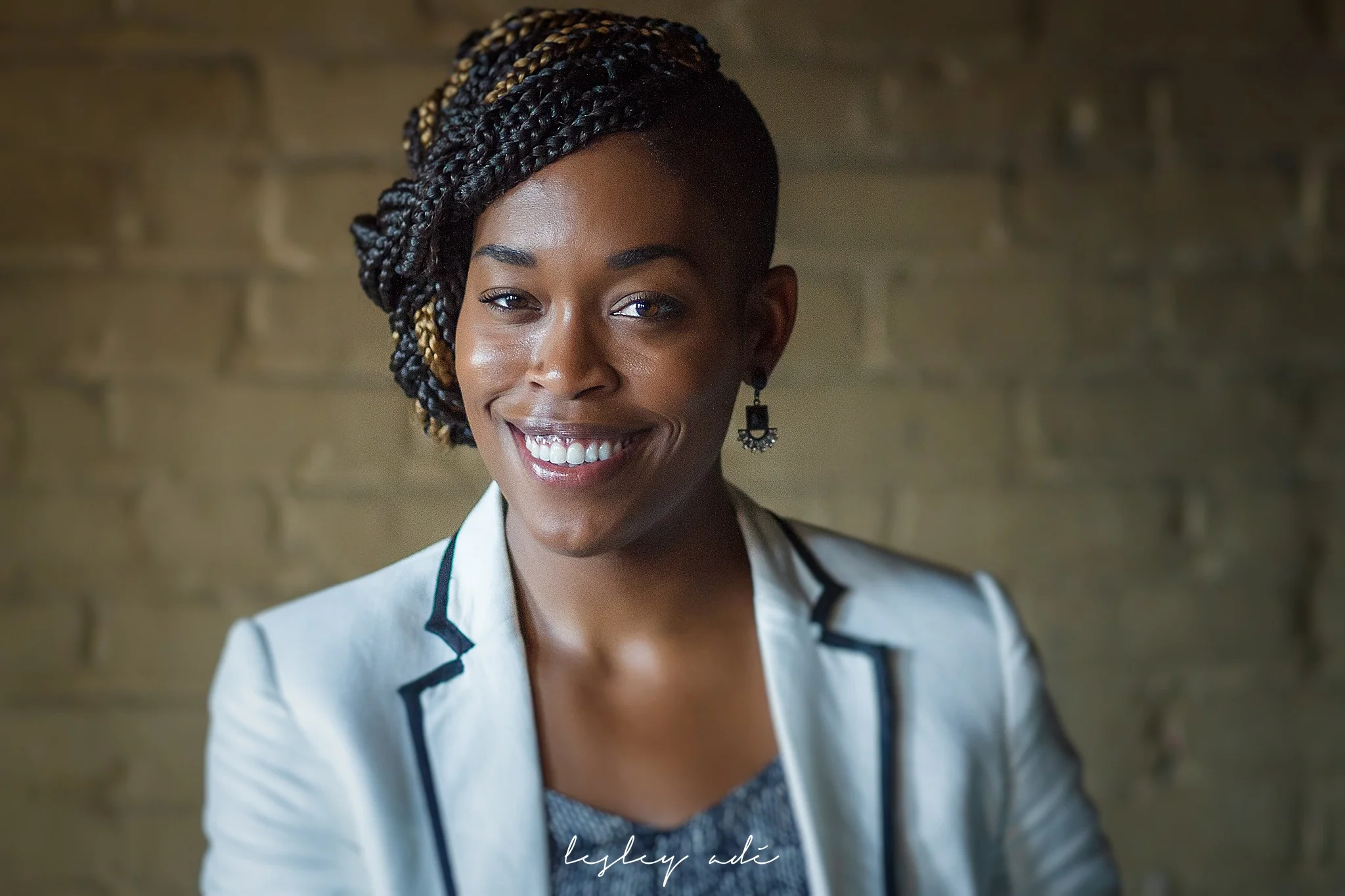 lesleyadephoto_headshot_hr-2.jpg