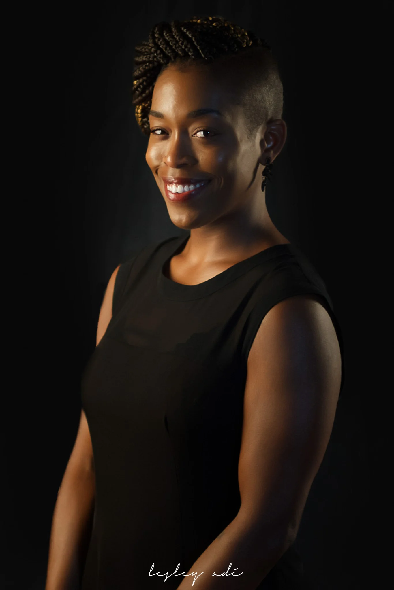 lesleyadephoto_headshot-4.jpg
